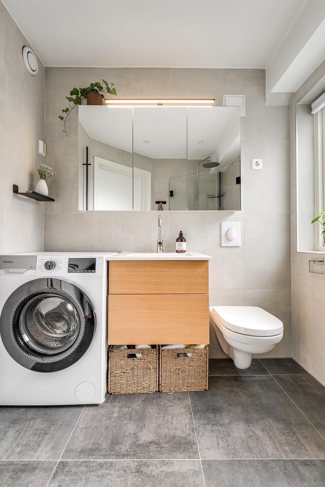 Her får du både oppbevaringsplass og opplegg for vaskemaskin. Galleribilde