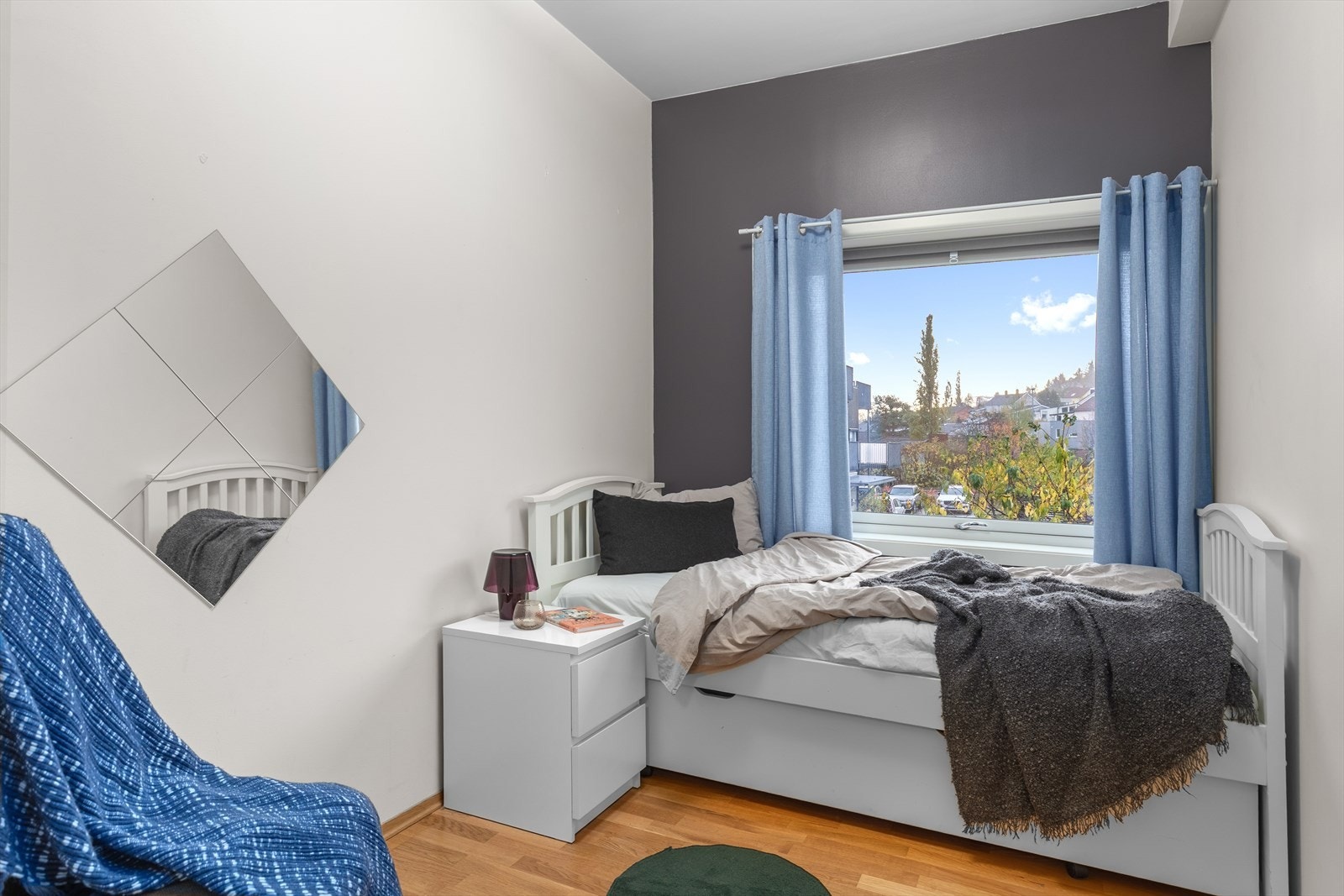 Soverom nummer to måler 6,6 m² og passer ypperlig som gjesterom, barnerom eller hjemmekontor. Galleribilde