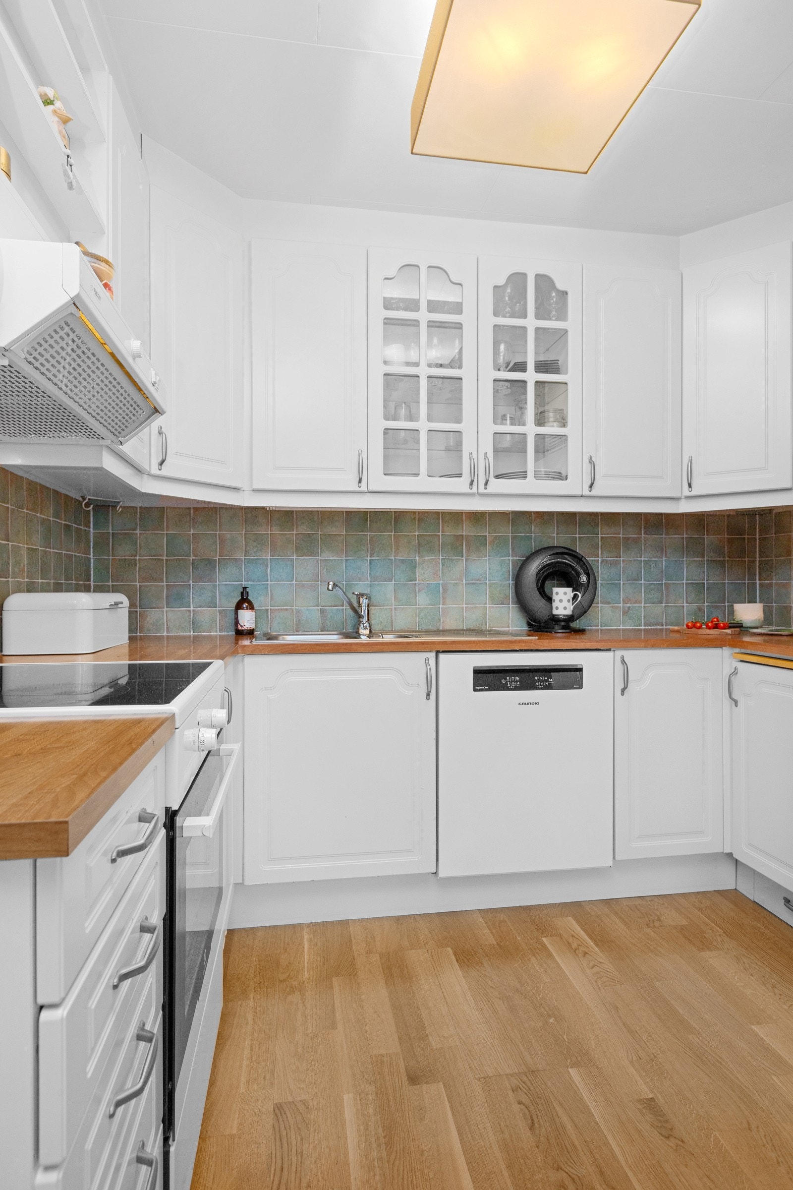 Hvitevarer som kjøleskap, komfyr og oppvaskmaskin medfølger. Galleribilde