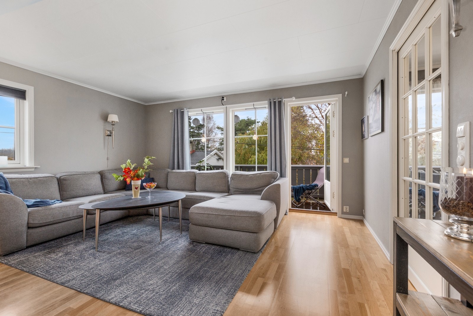 Lys stue med utgang til veranda Galleribilde