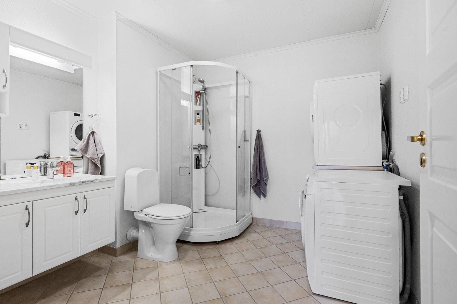 Romslig bad med fliser på gulv med varmekabler. Galleribilde