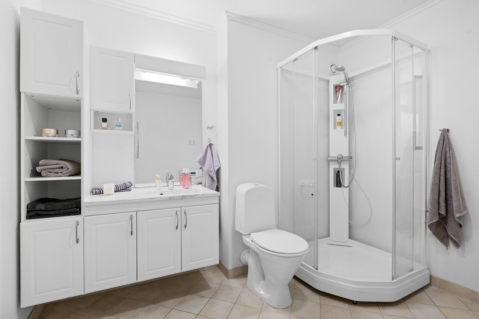 Installert stor baderomsinnredning- dusjkabinett- toalett og opplegg til vaskemaskin Galleribilde