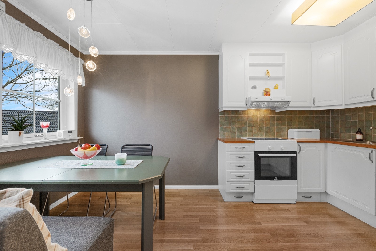 Lys kjøkkeninnredning med profilerte fronter Galleribilde