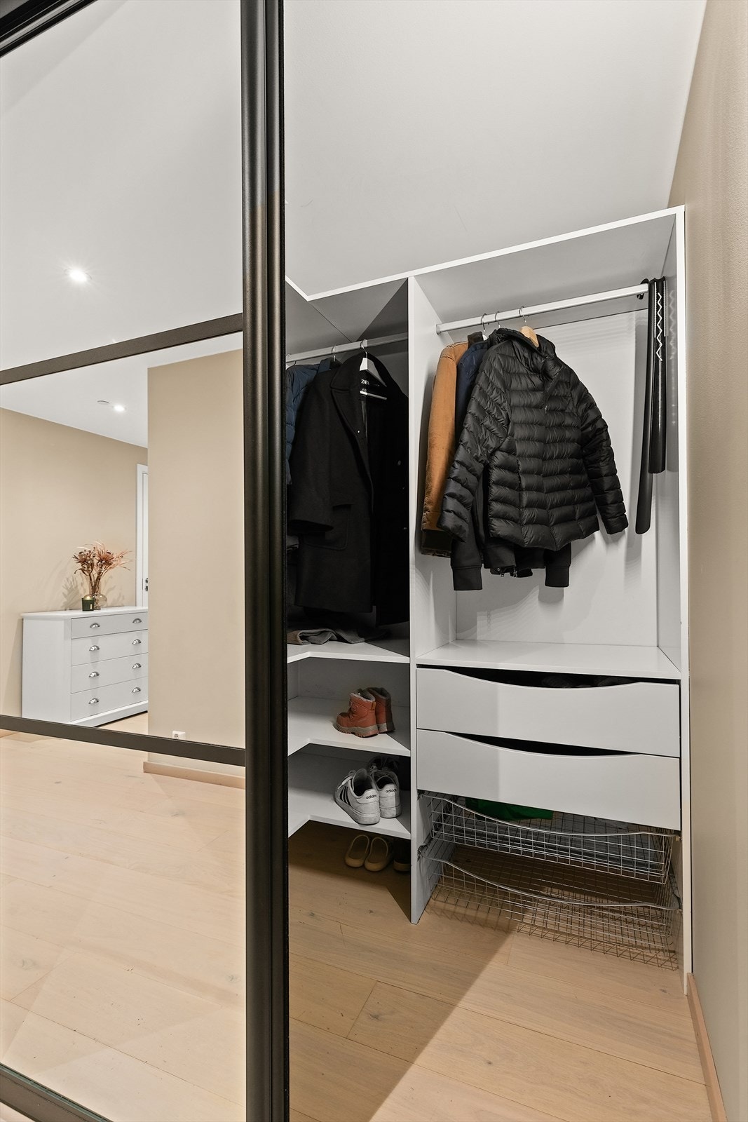 God plass til henge fra deg yttertøy i den praktiske skyvedørsgarderoen. Galleribilde