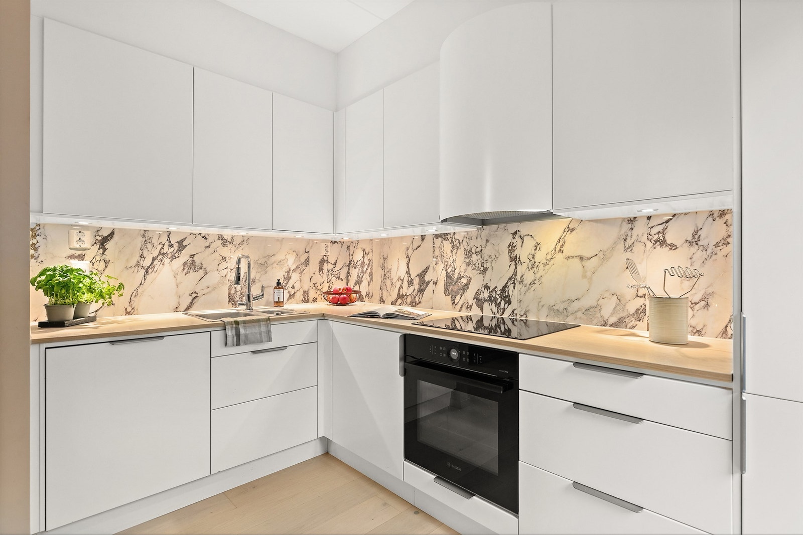 Kjøkkenet har fine arbeidssoner og induksjon platetopp. Galleribilde