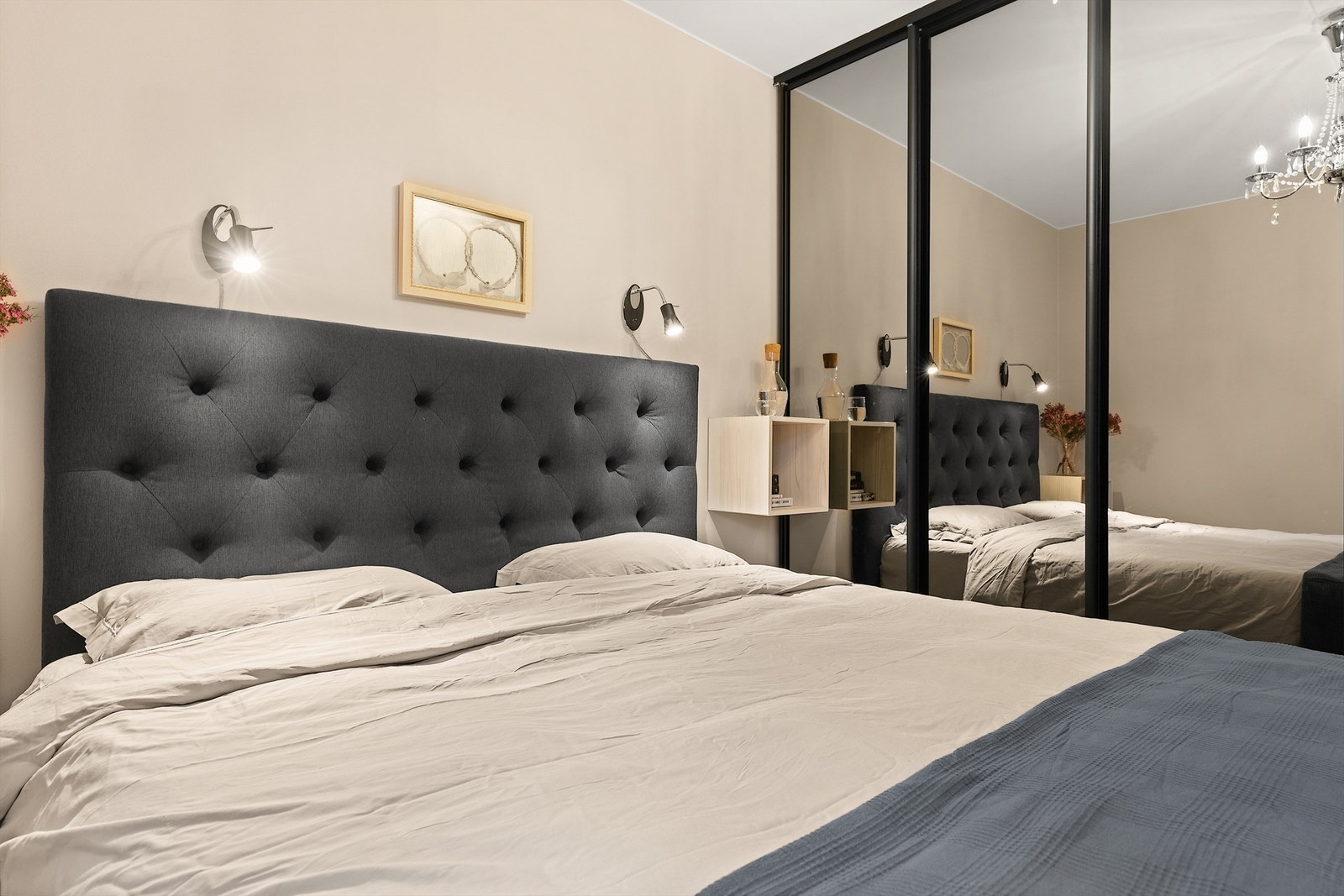 God oppbevaringsplass i den praktiske skyvedørsgarderoben. Galleribilde