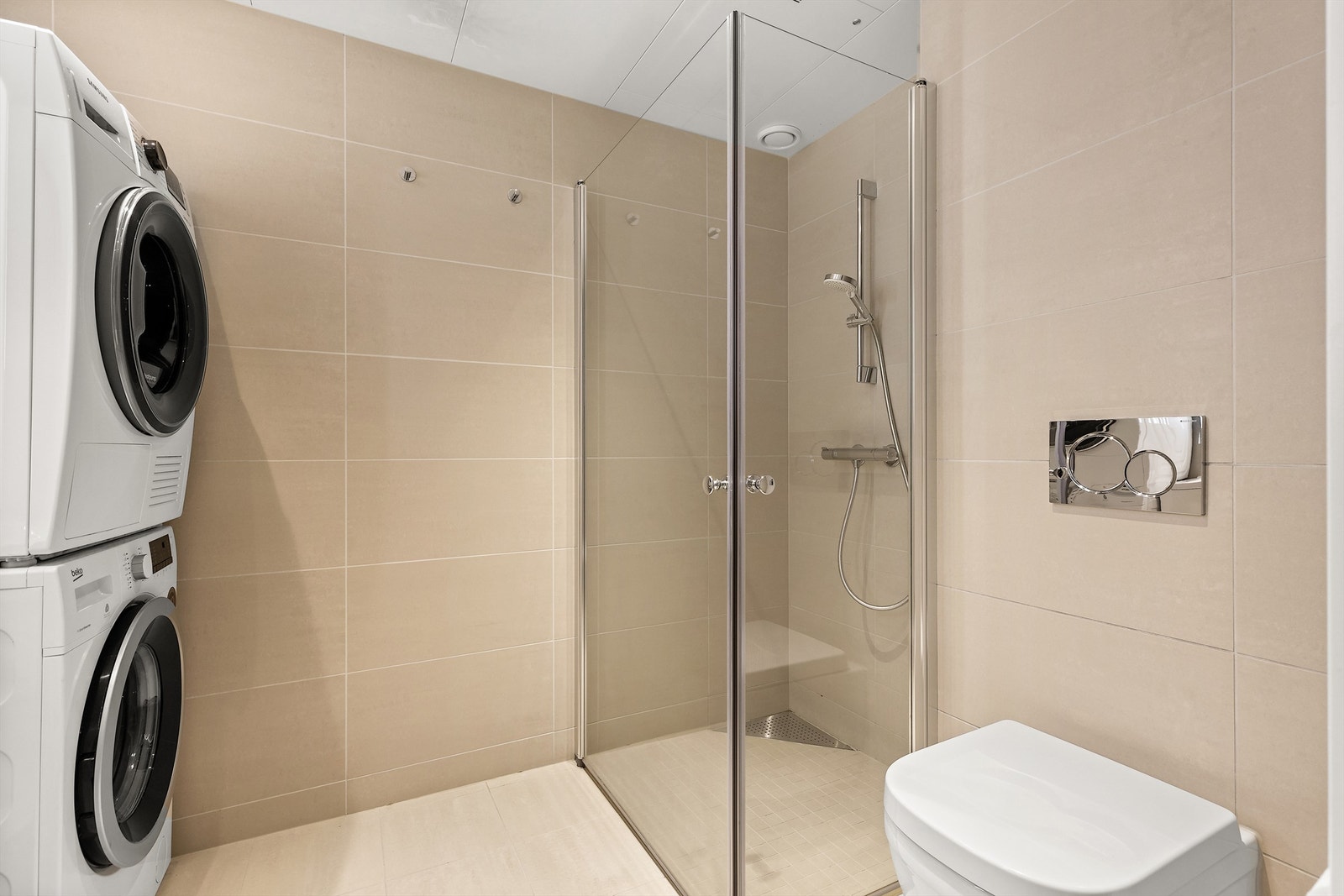 Opplegg for vaskemaskin og dusjhjørne med innfellbare glassdører. Galleribilde