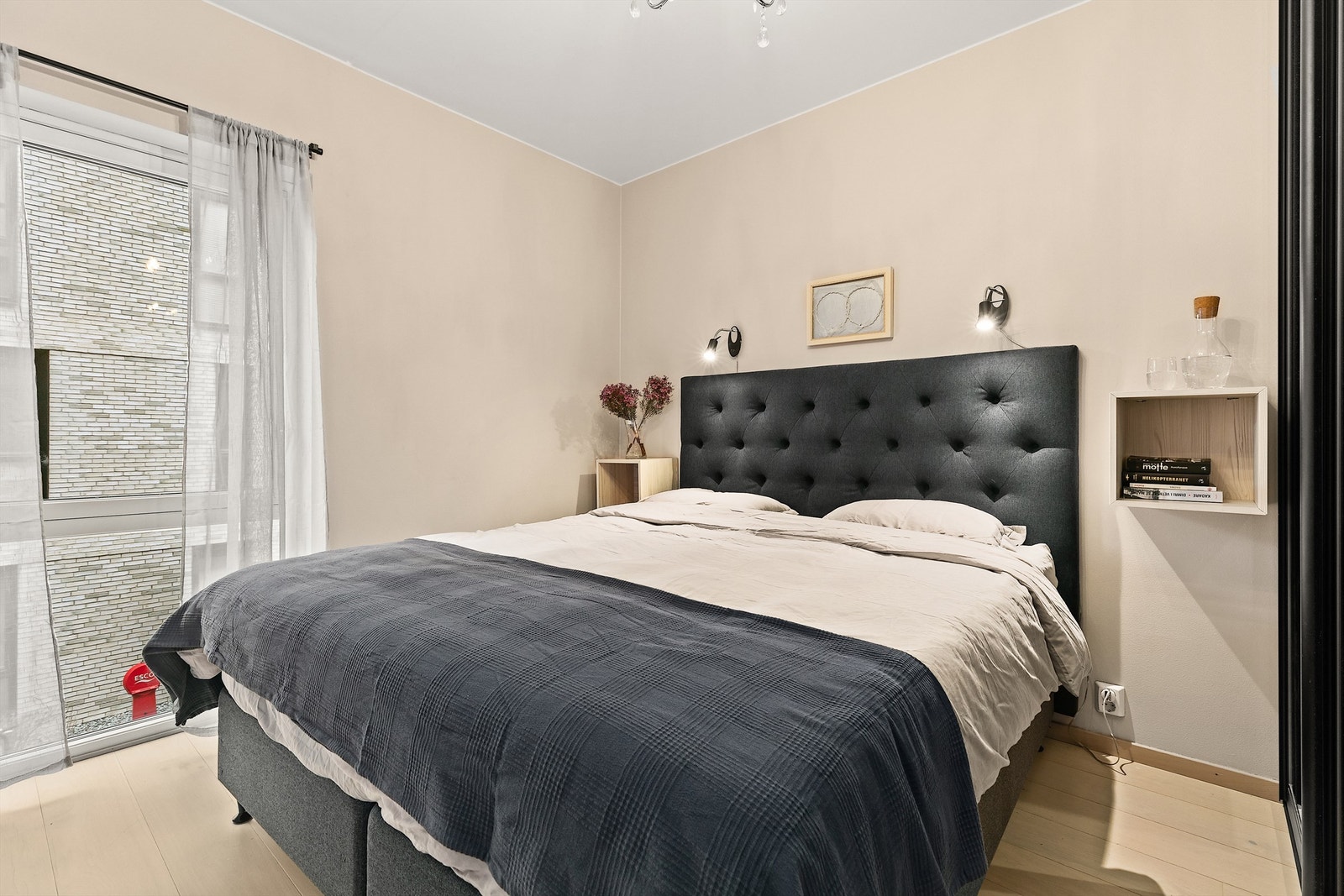 Leilighetens hovedsoverom er av god størrelse med plass til stor dobbeltseng. Galleribilde