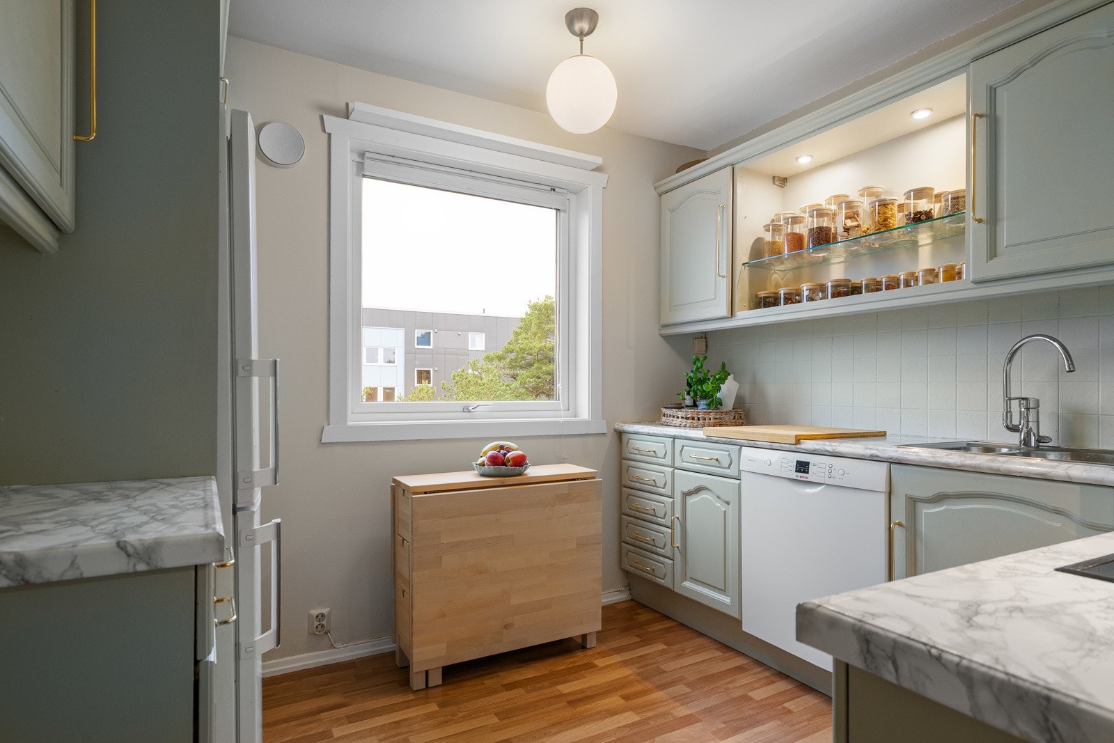 Kjøkken ligger i eget rom. Det er praktisk og har bra med skap- og benkeplass. Hvitevarer kan medfølge etter nærmere avtale. Galleribilde