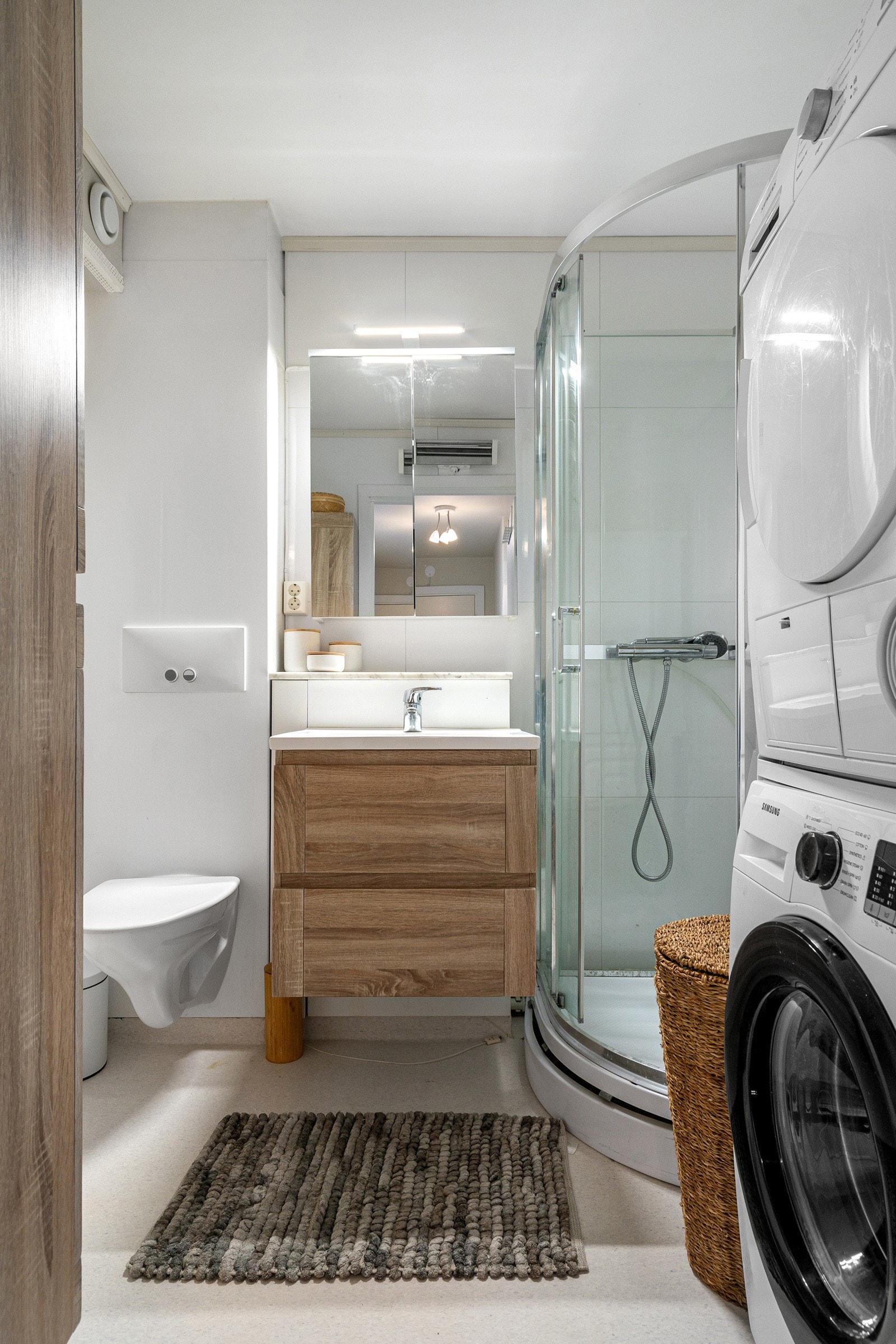 Badet har nyere innredning, opplegg for vaskemaskin samt skp til lagring. Det er plater på vegg og vinyl på gulvet. Galleribilde