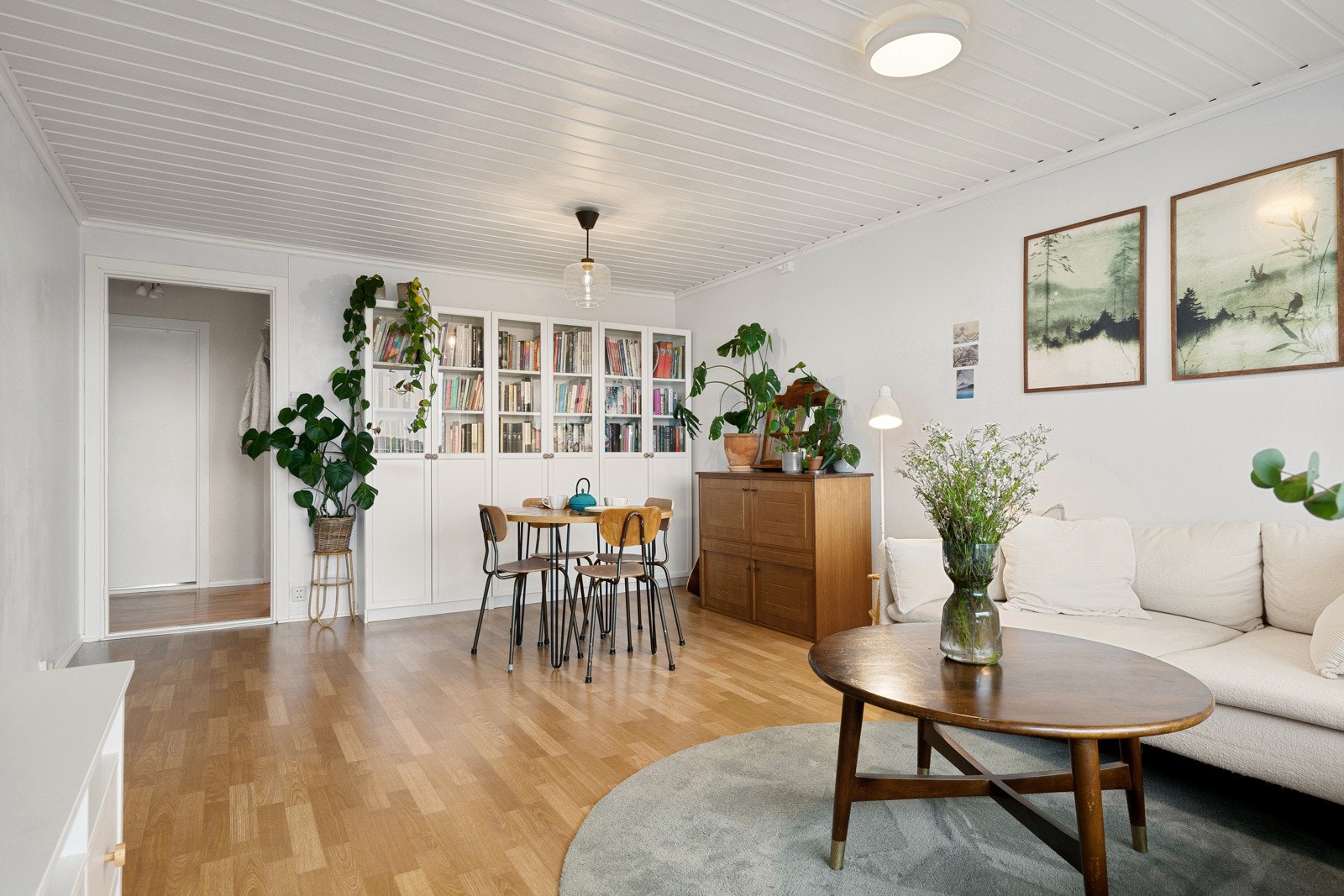 Stuen er av fin størrelse, og er uten innsyn. Her føles det tilbaketrukket og behagelig, med utsyn mot tretoppene. Galleribilde