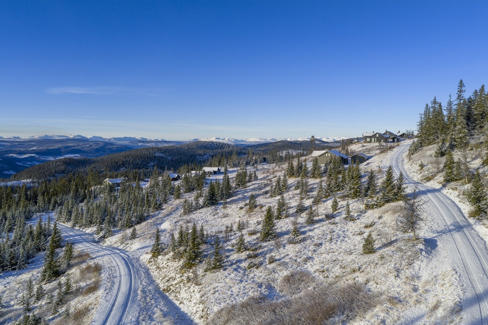 Tomten beginner seg i et luftig hyttefelt som ikke er tettbebygget (under 35 hytter på feltet). Galleribilde