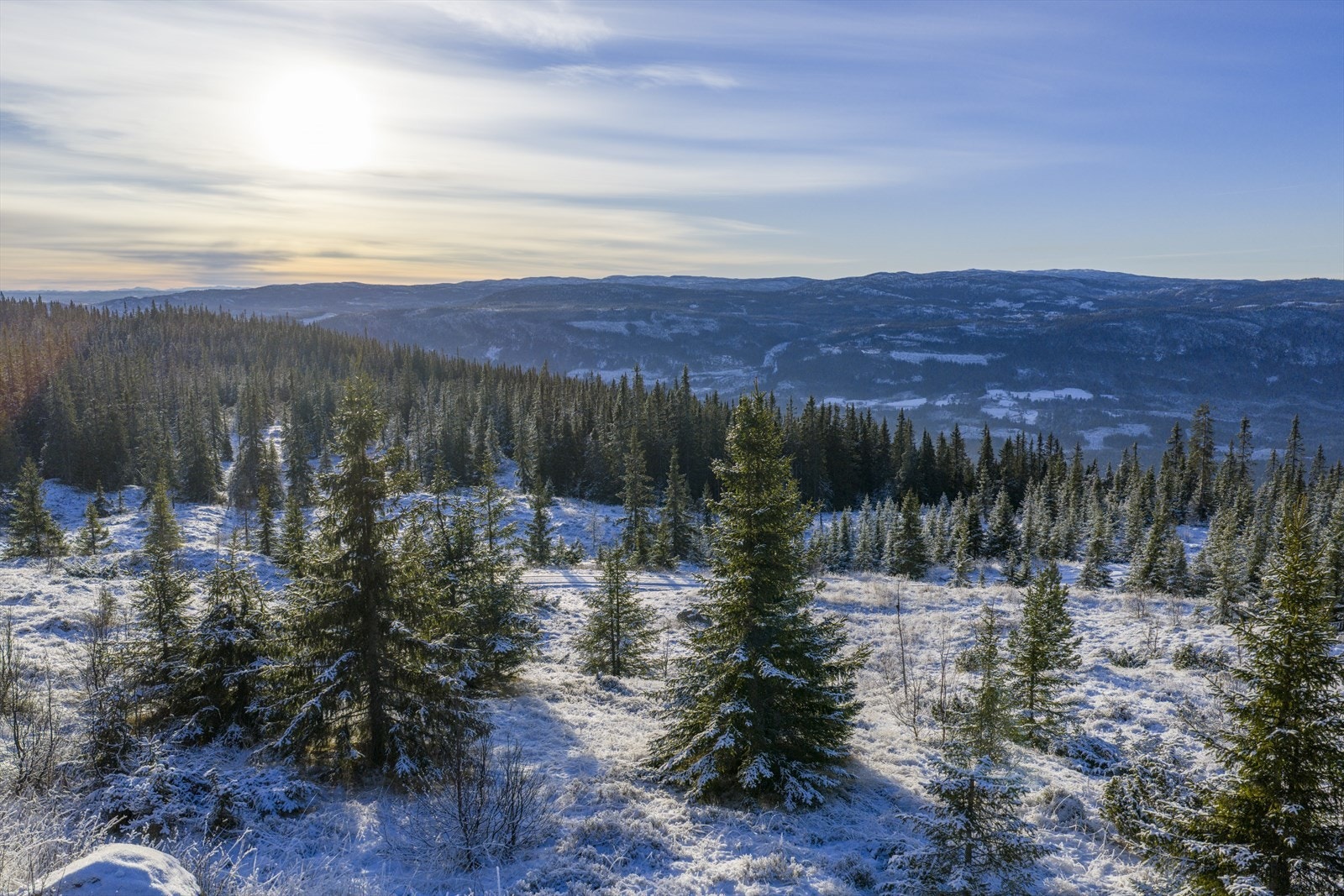 Solrik intern beliggenhet med nydelig utsikt. Galleribilde