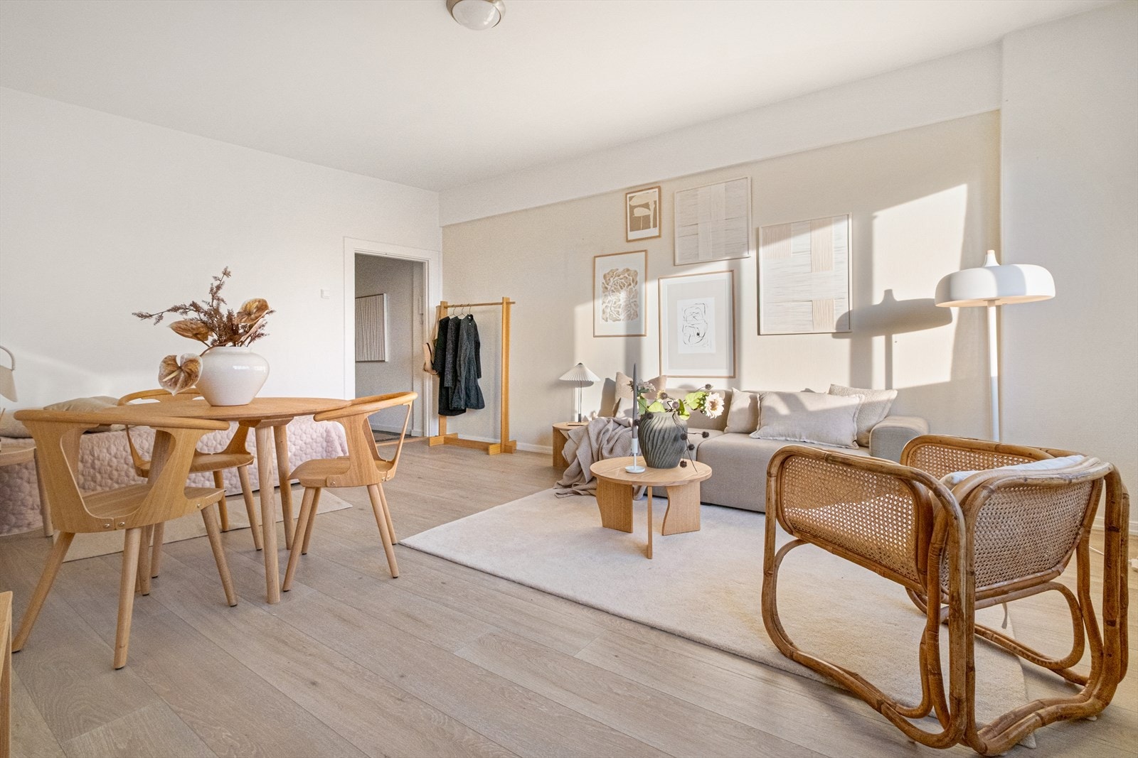 I stuen er det plass til seng, sofa med tilhørende møblement, TV-benk og spisebord. Galleribilde