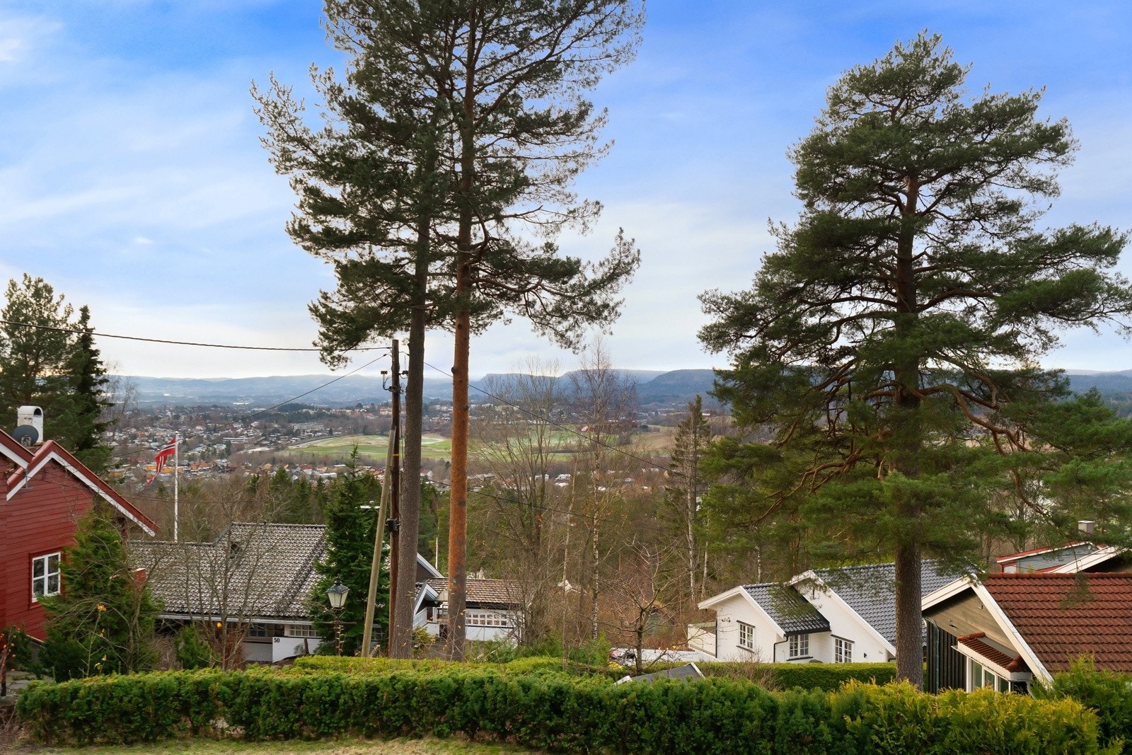 Stor eiet tomt ( 1 511 m² ), pent opparbeidet med bl.a. hellelagt terrasseplatting, store grøntområder, trær og beplantninger.