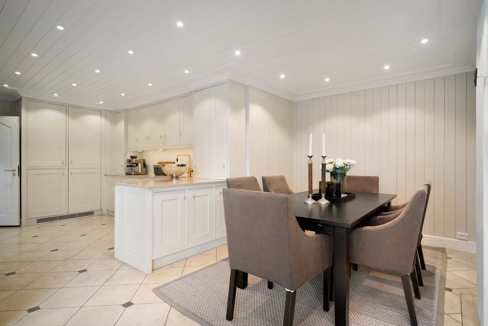 Hyggelig spiseavdeling på kjøkkenet, med god plass til frokostbordet.