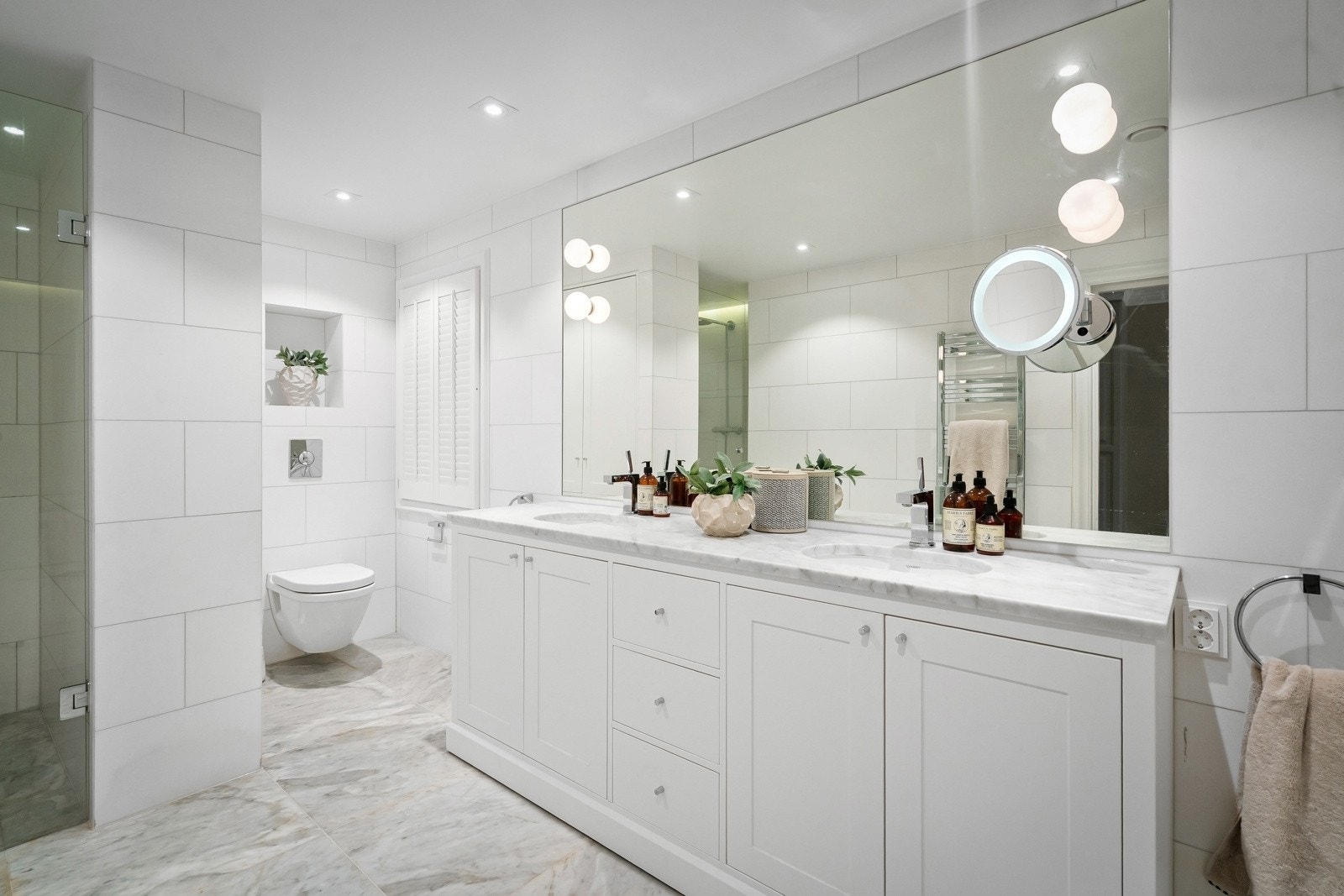 Baderom 1  ( 2 etasje - Oppgradert av tidligere eier i 2011 / 12) - Inneholder bl.a. marmor på gulv, badekar med marmorplate,vegghengt toalett, marmor plate med 2 stk. under limte vasker, dusjnisje, speil med lampetter og elektrisk håndkletørker.