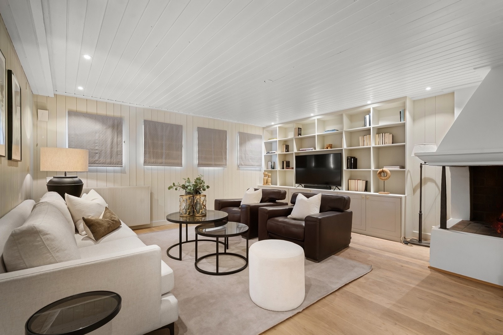 Stor kjellerstue med peis i u-etasjen, den perfekte ungdomsavdelingen.