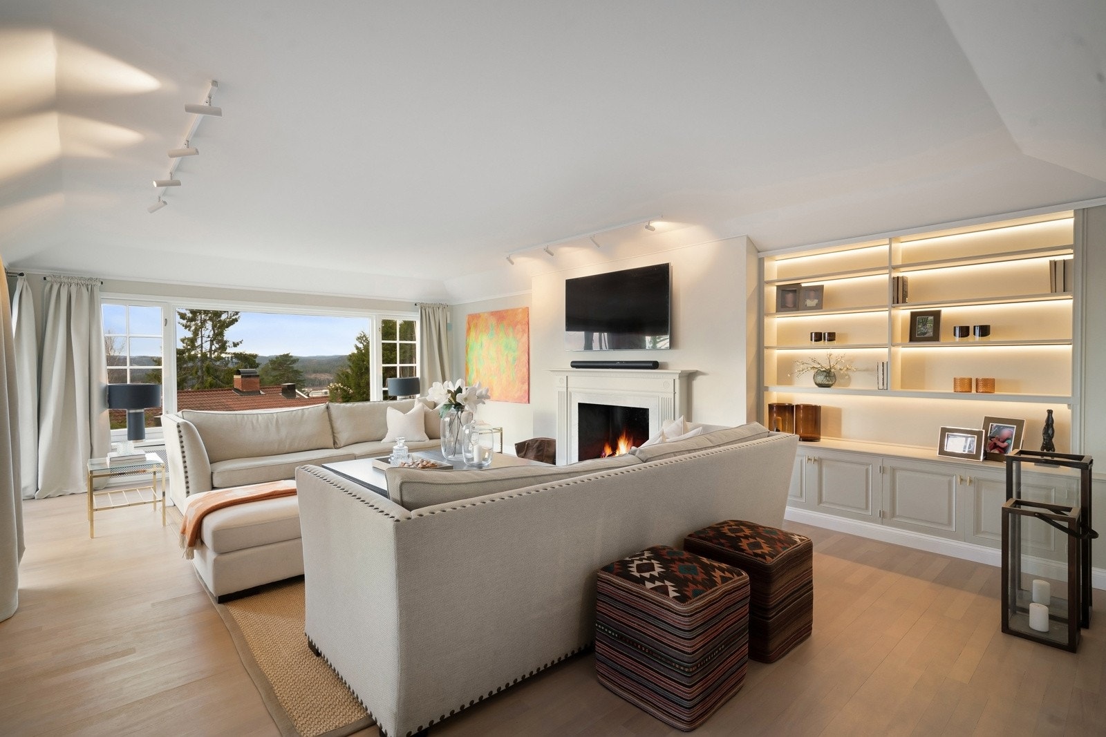 Store deler av boligen er nylig oppgradert (2025), gjennomgående god standard hva gjelder materialer, innredninger og tekniske installasjoner.