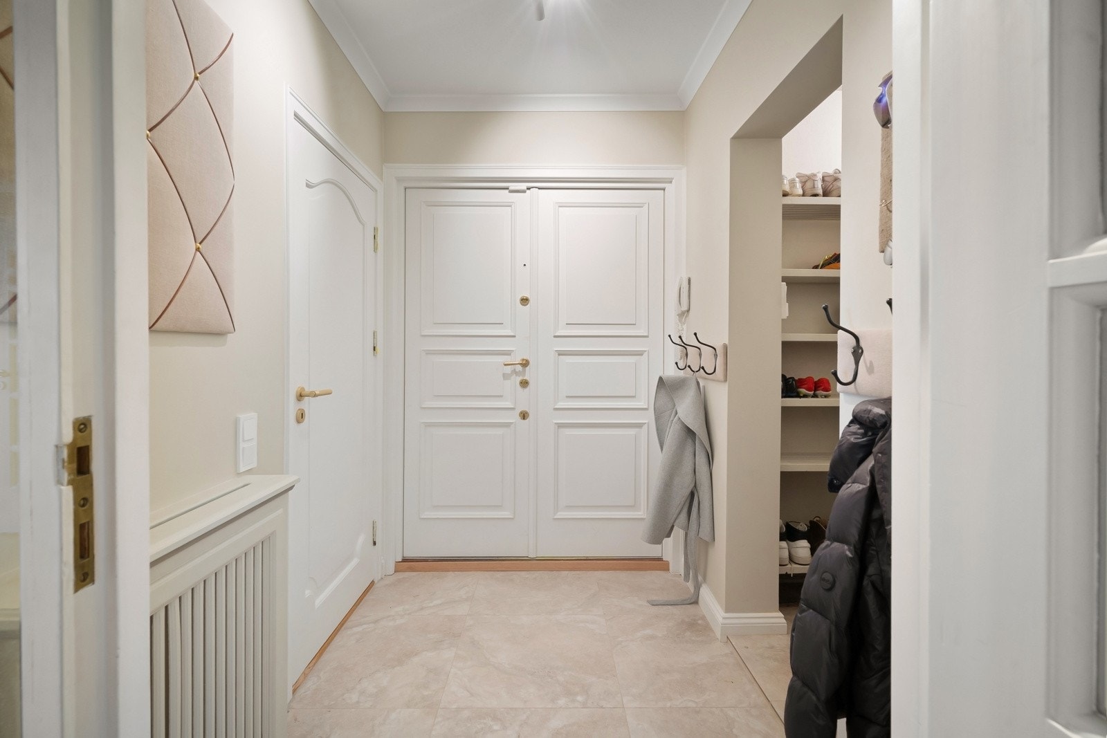 Entré med stort og praktisk garderoberom.
