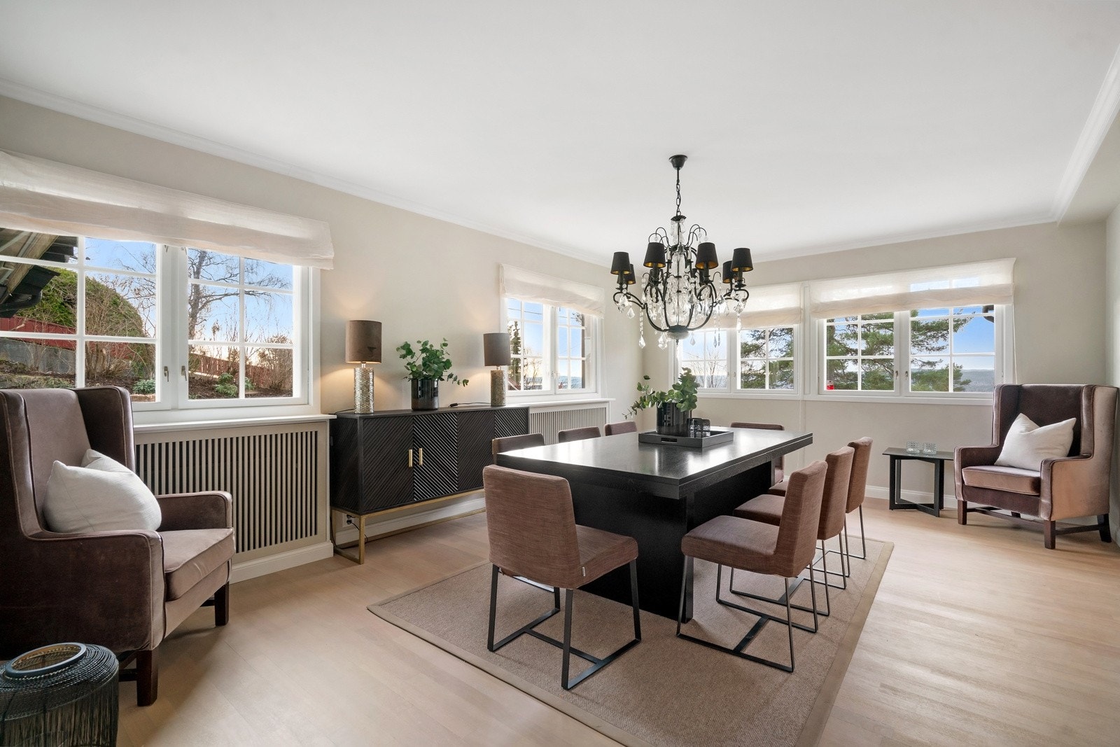 Vindusflater fra to sider i spisestuen, gir mye lys til rommet.