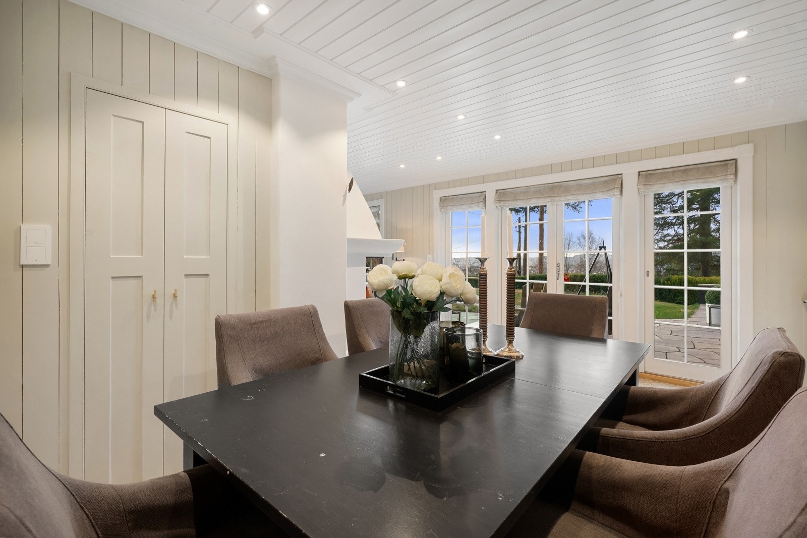 Utgang til terrasse og hage også fra kjøkkenet.