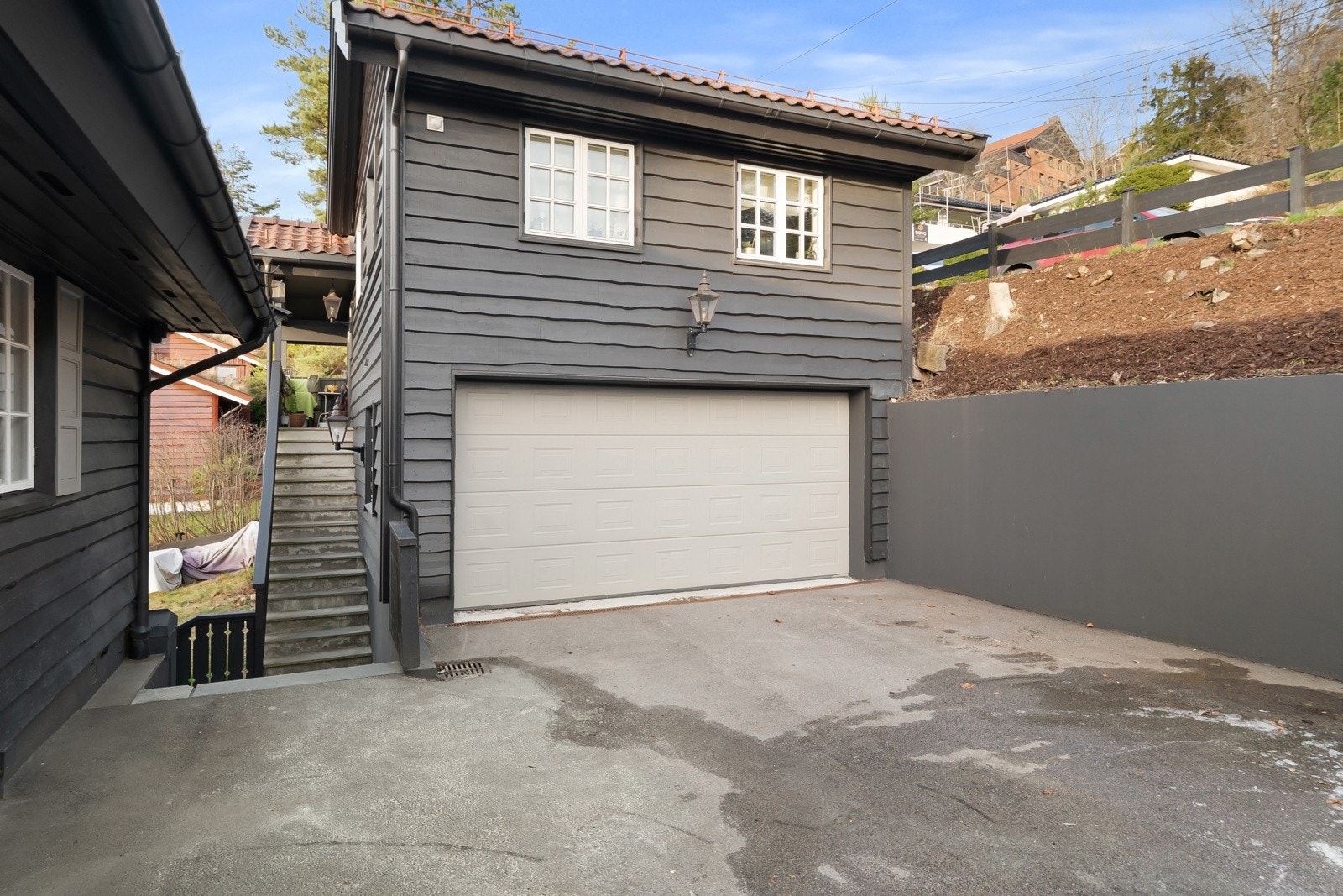 Asfaltert gårdsplass med nyere garasje og praktikantdel i 2 etasje ( Oppført 2011 /2012 ).