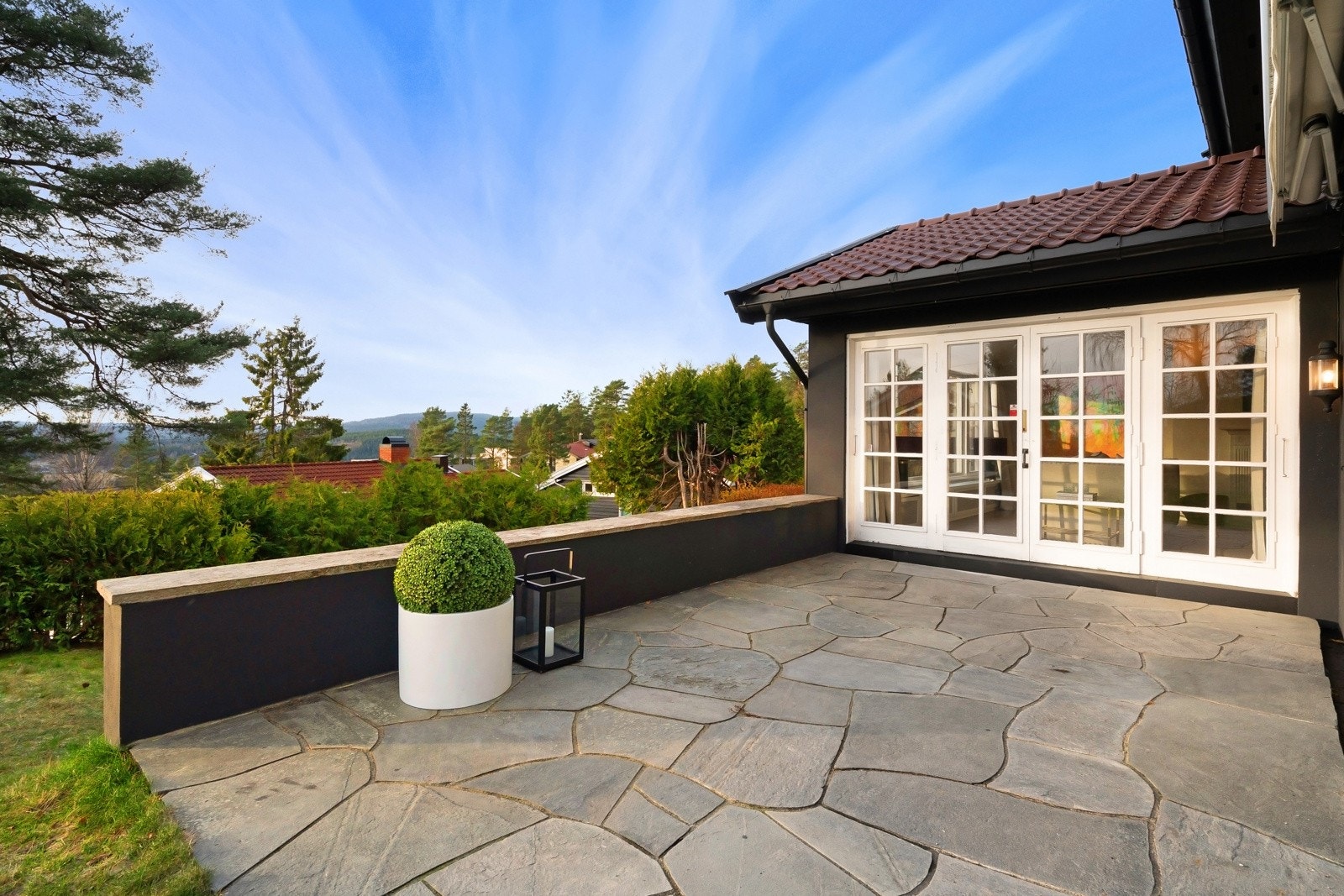 Den flislagte terrassen er på ca 60 kvm, og har utgang både fra stuen og spisekjøkkenet.