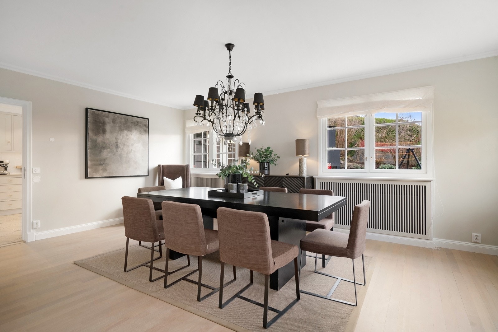 Stor spisestue, med god plass til det store festbordet.