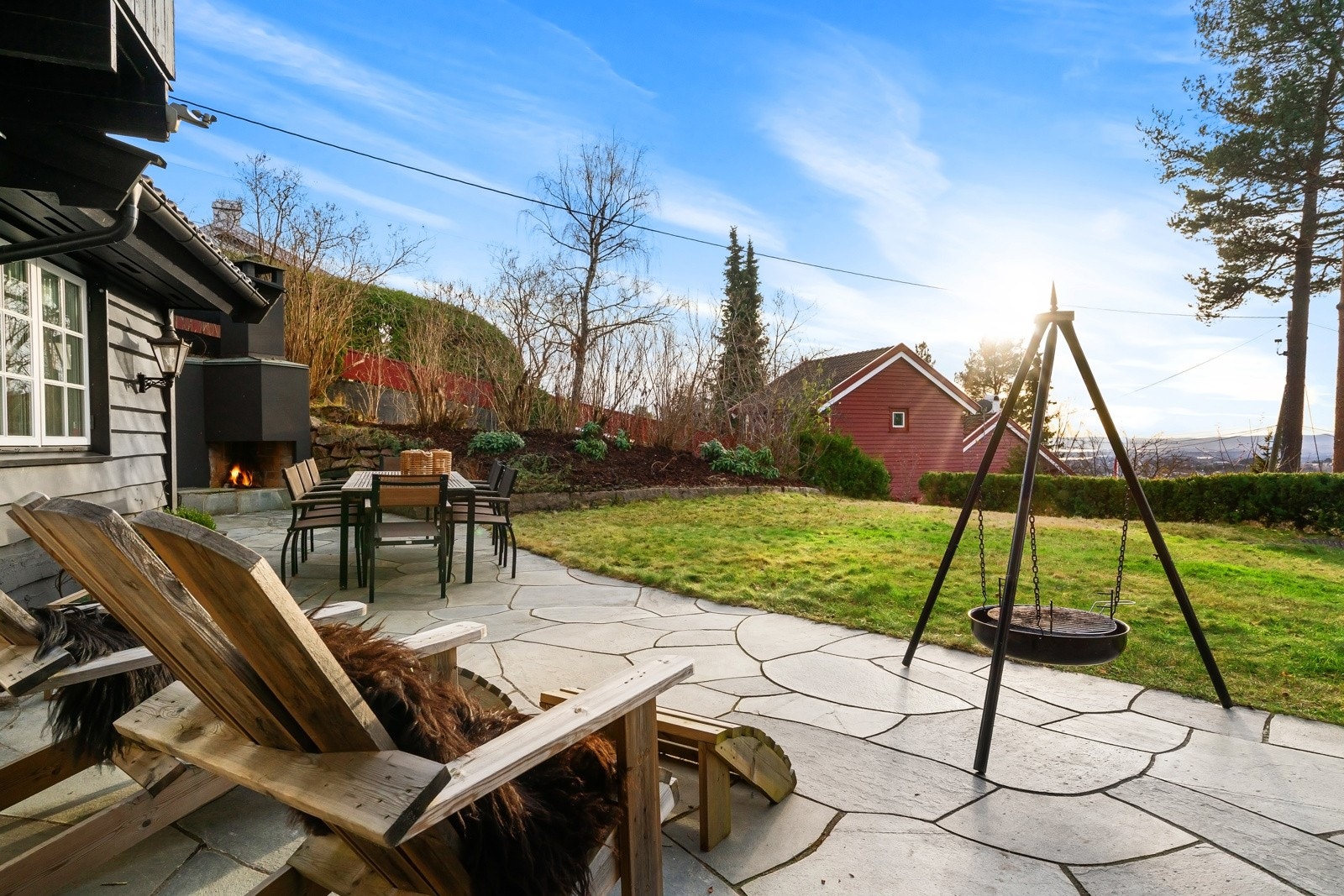 Den store terrasseplattingen, gir om for flere soner. Flotte solforhold og hyggelig utsiktsbildet på terrassen.