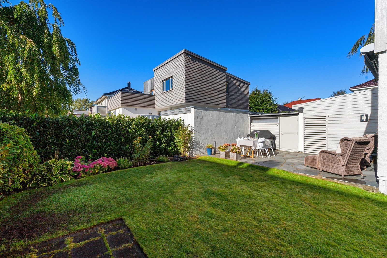 Usjenert og solrik tomt. Galleribilde