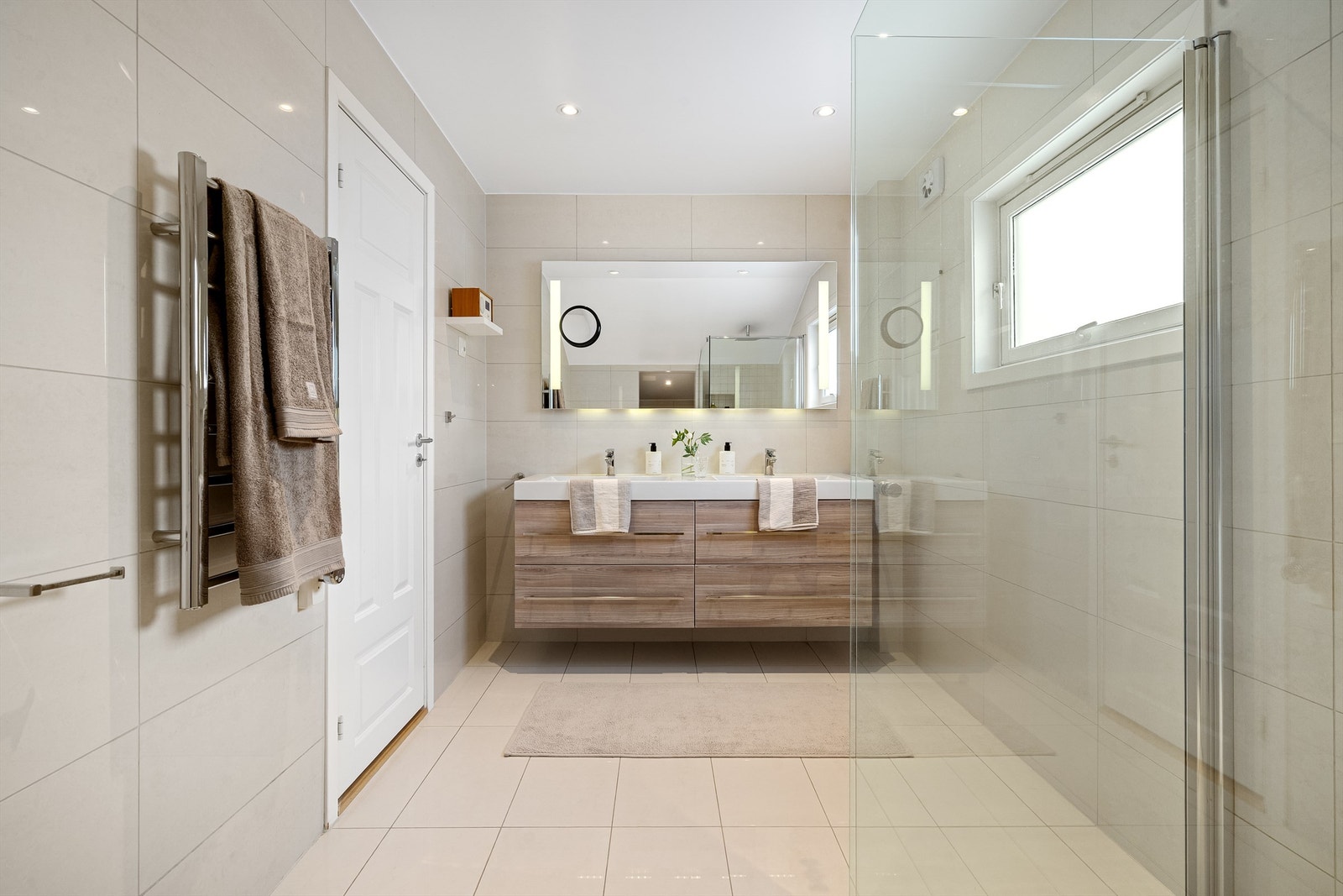 Delikat bad i duse toner. Galleribilde