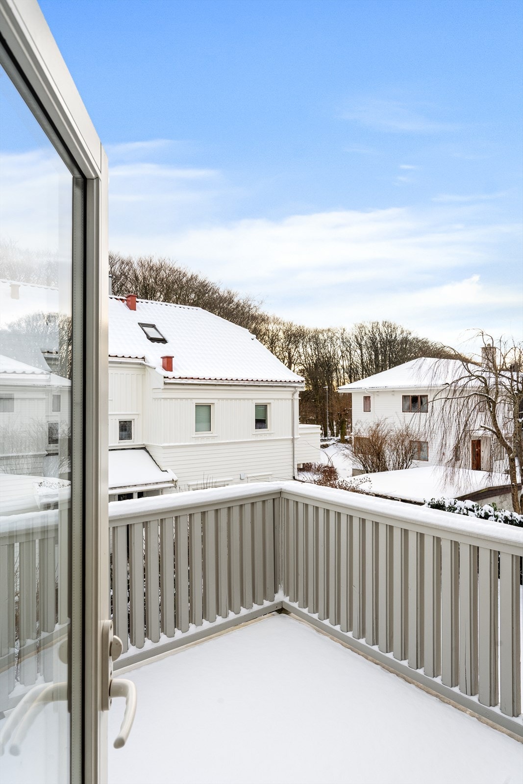 Direkte ut til balkong fra hovedsoverom. Galleribilde