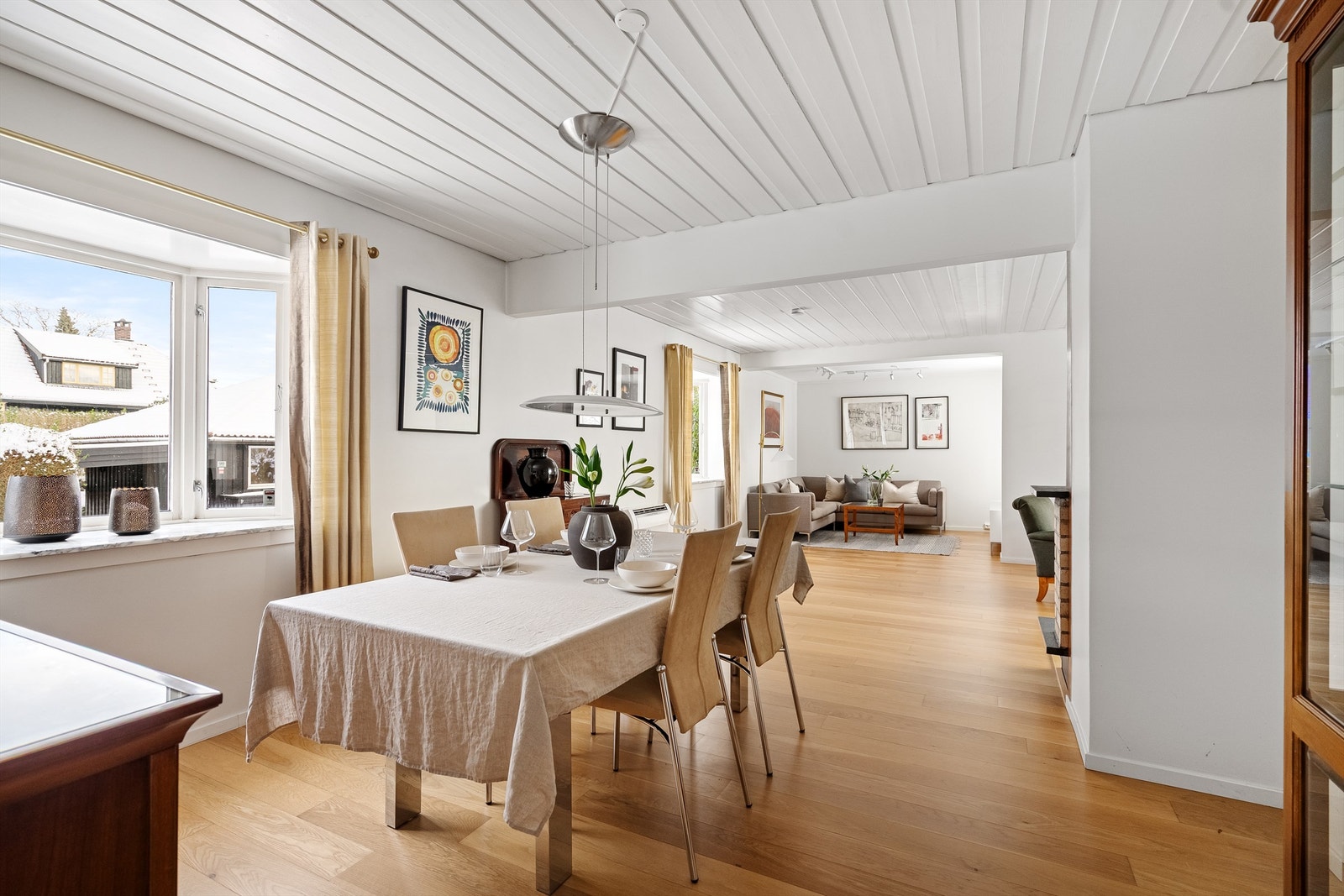 Stor spisestue med god plass til langbord. Galleribilde