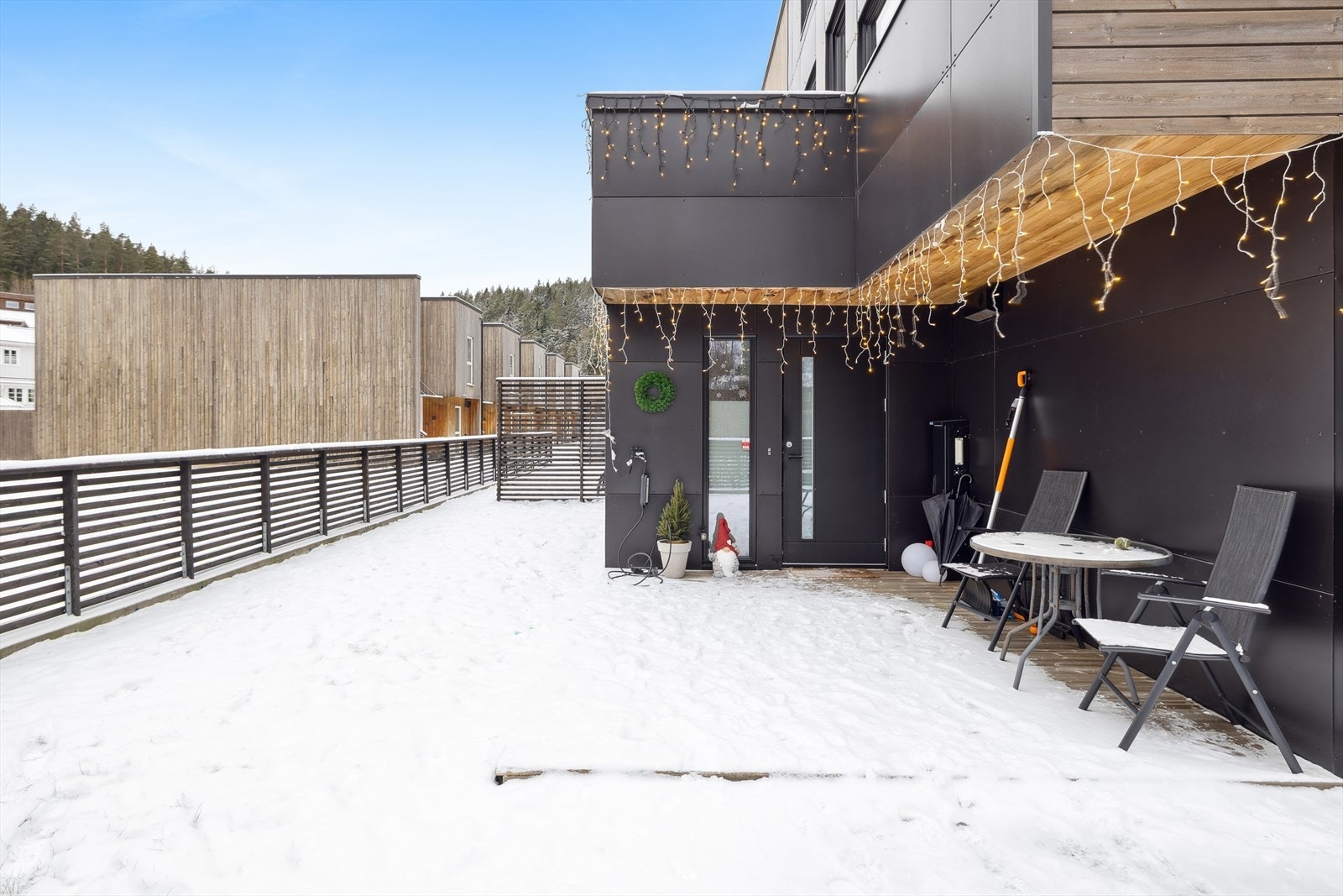 Praktikantdelen har eget inngangsparti bak garasjen med markterrasse. Galleribilde