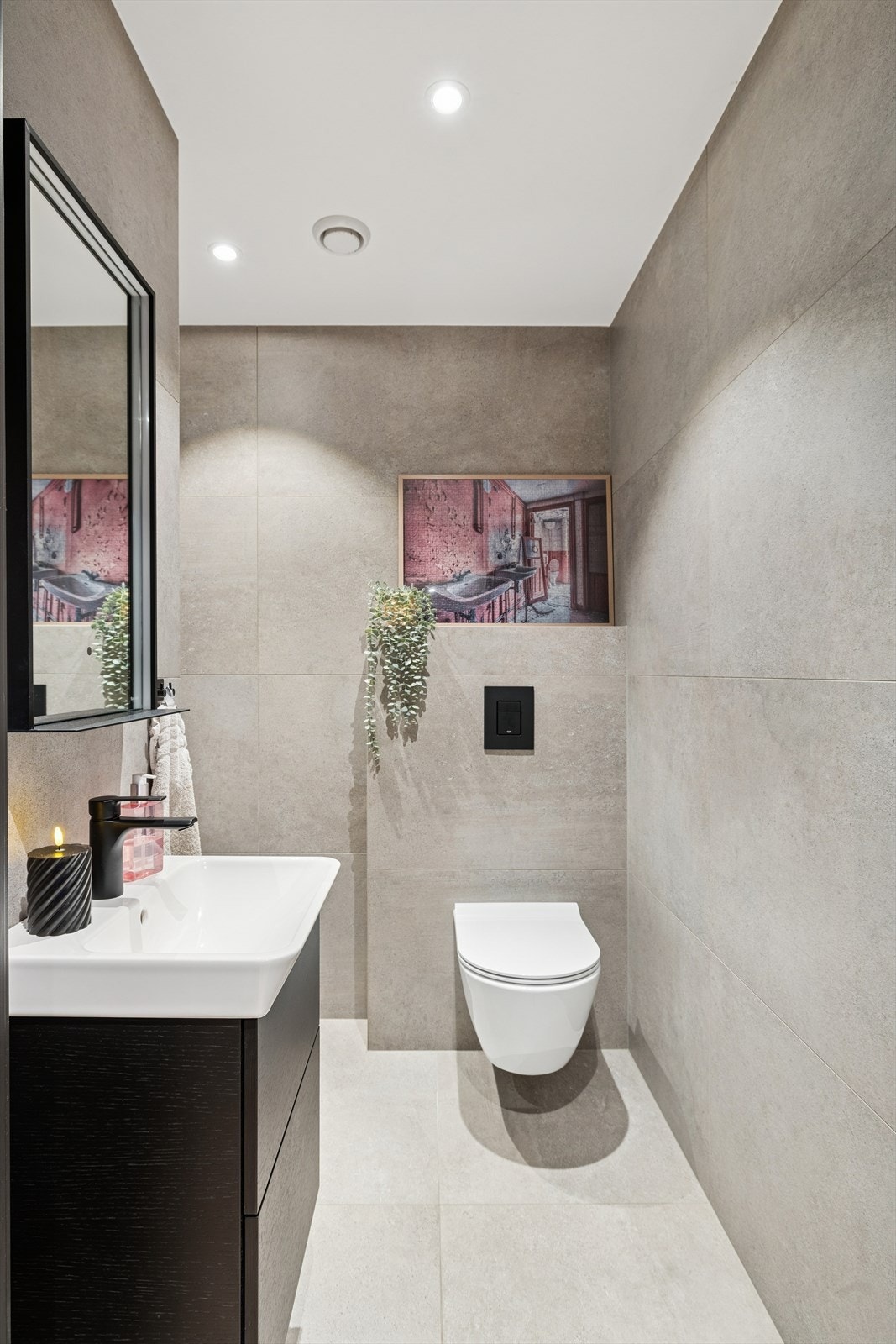 Praktisk gjestebad i 2. etasje med fliser på vegger og gulv, med malt overflate i himlingen. Galleribilde