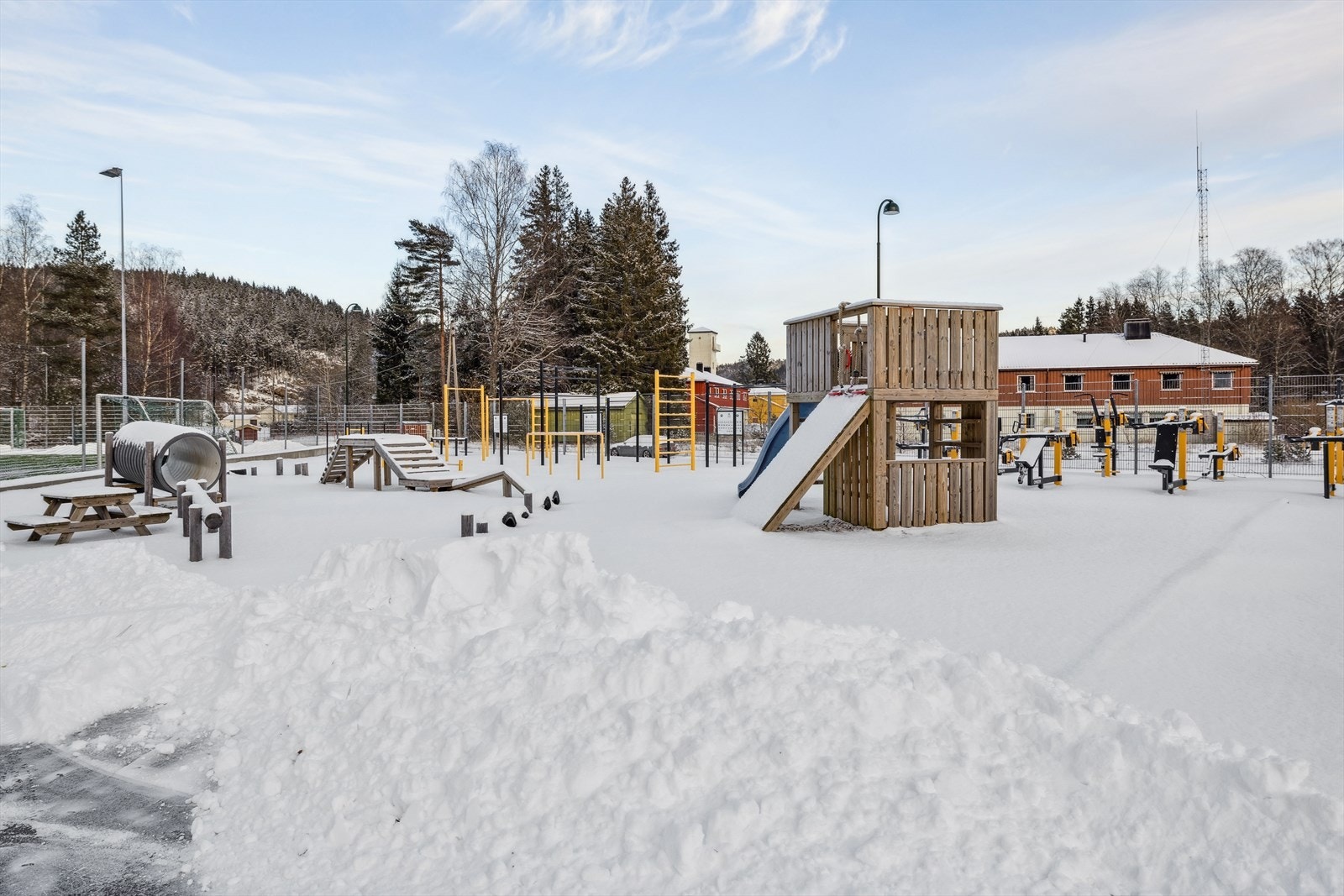 Lekeplass like ved boligen. Galleribilde