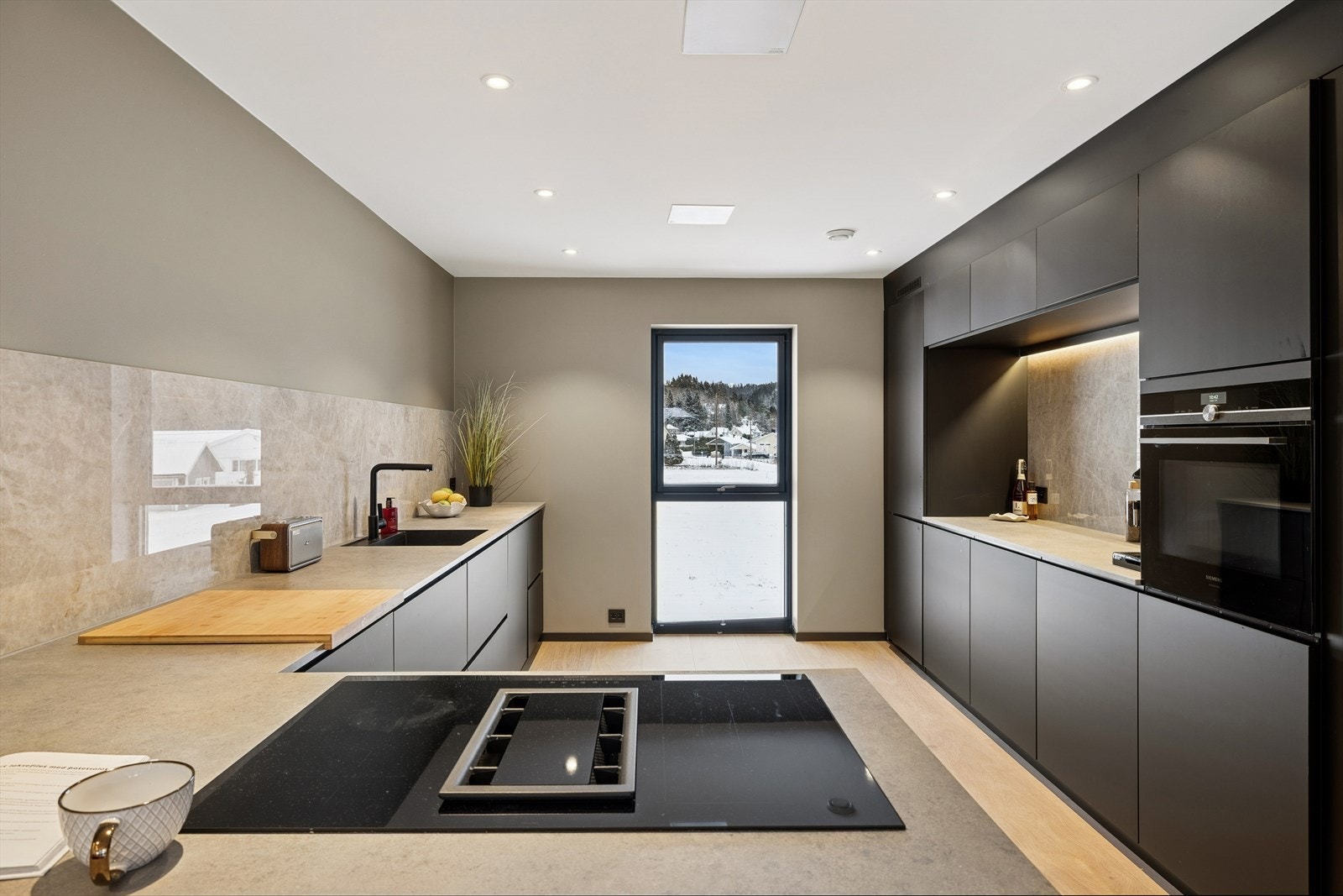 Kjøkkenet er levert av Kvik og har en moderne og åpen løsning mot stuen som skaper en luftig og sosial atmosfære. Galleribilde