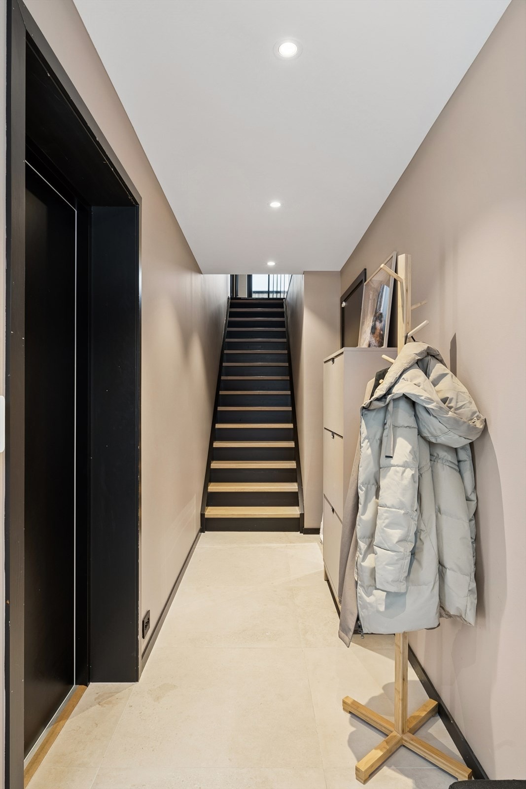 Det er dør mellom hoveddel og praktikantdel i entreen. Galleribilde