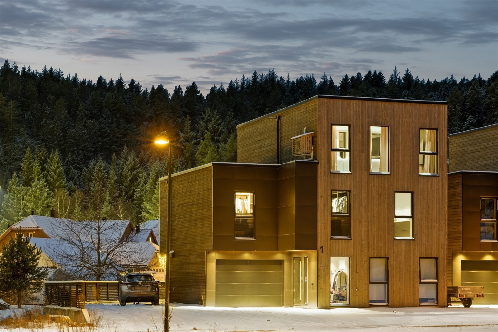 Dette er en nyere enebolig beliggende i et rolig og attraktivt nabolag på Solsletta med praktikantdel og endetomt. Galleribilde