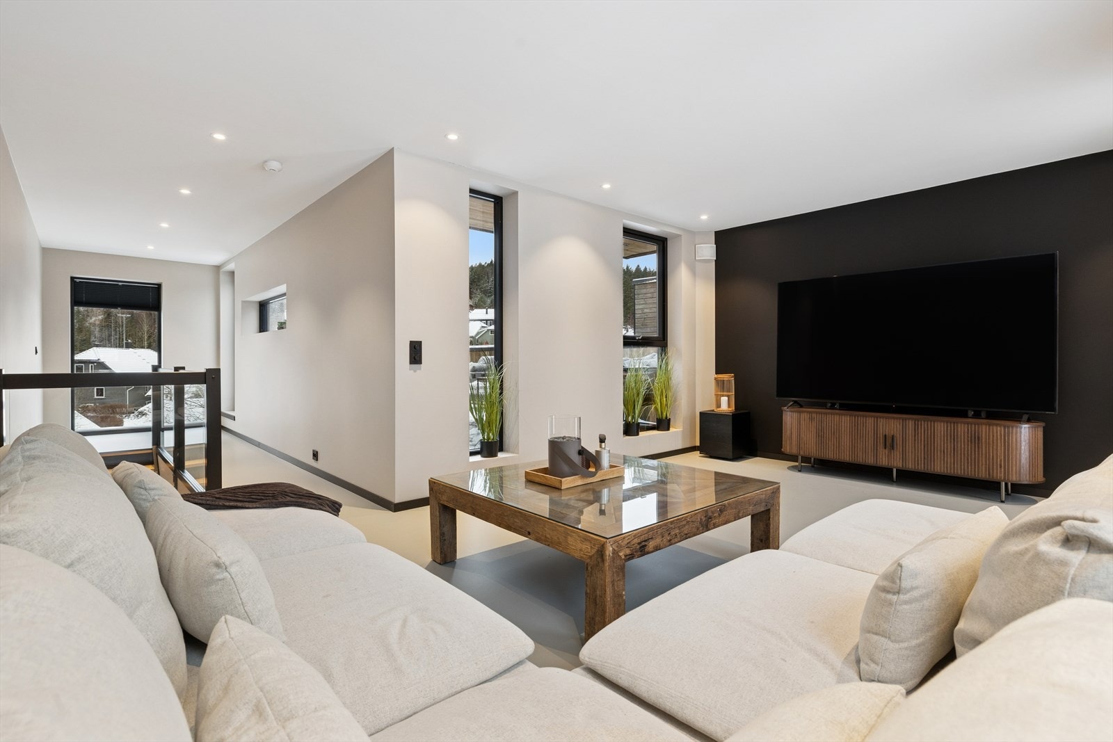 Hoveddelen av boligen var opprinnelig tegnet med fire soverom, og dersom ønskelig kan det settes opp en vegg i loftstuen for å få et ekstra soverom. Galleribilde