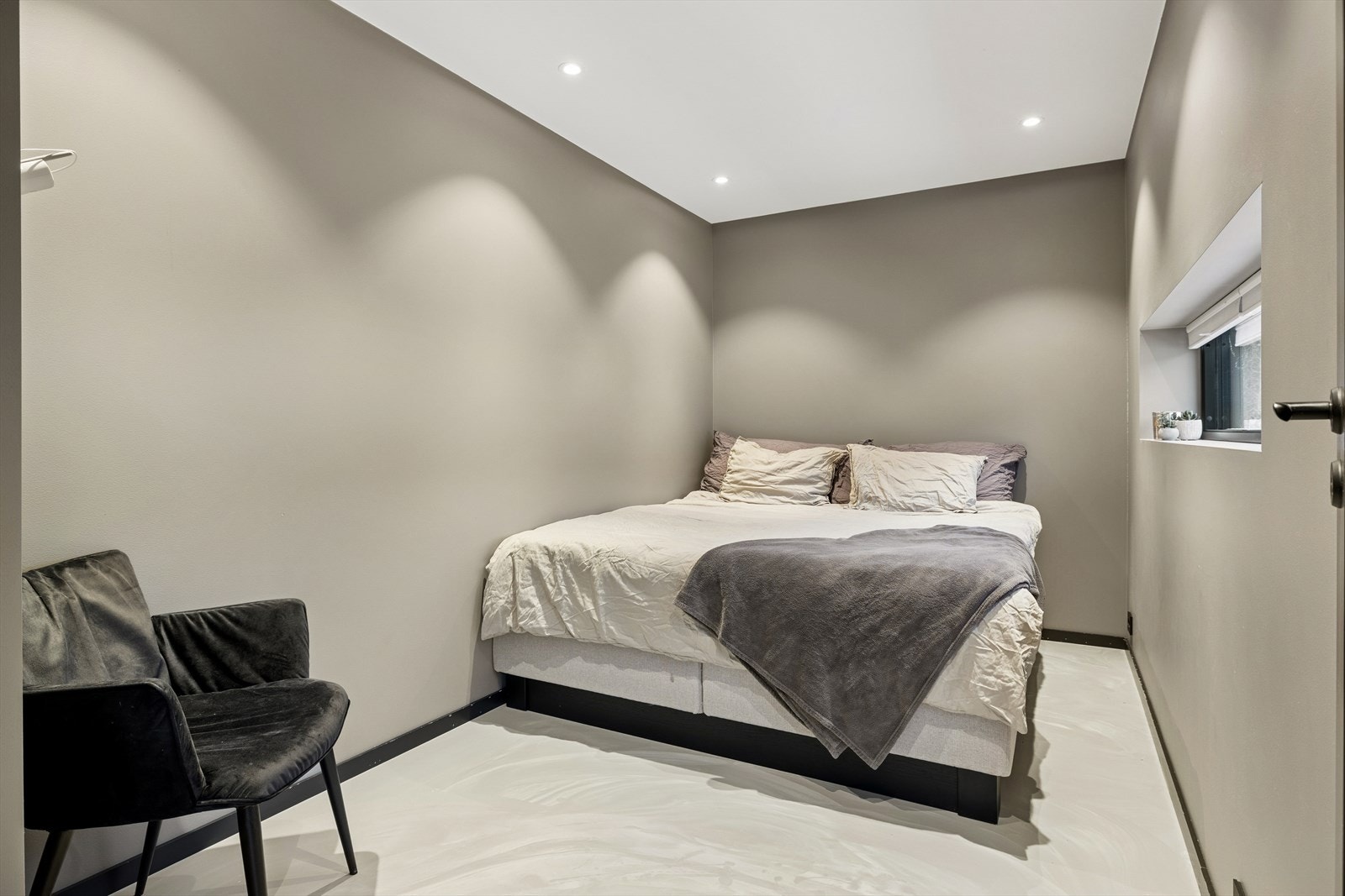 Hoveddelen har totalt tre soverom, samt en egen loftstue med flere bruksmuligheter. Galleribilde