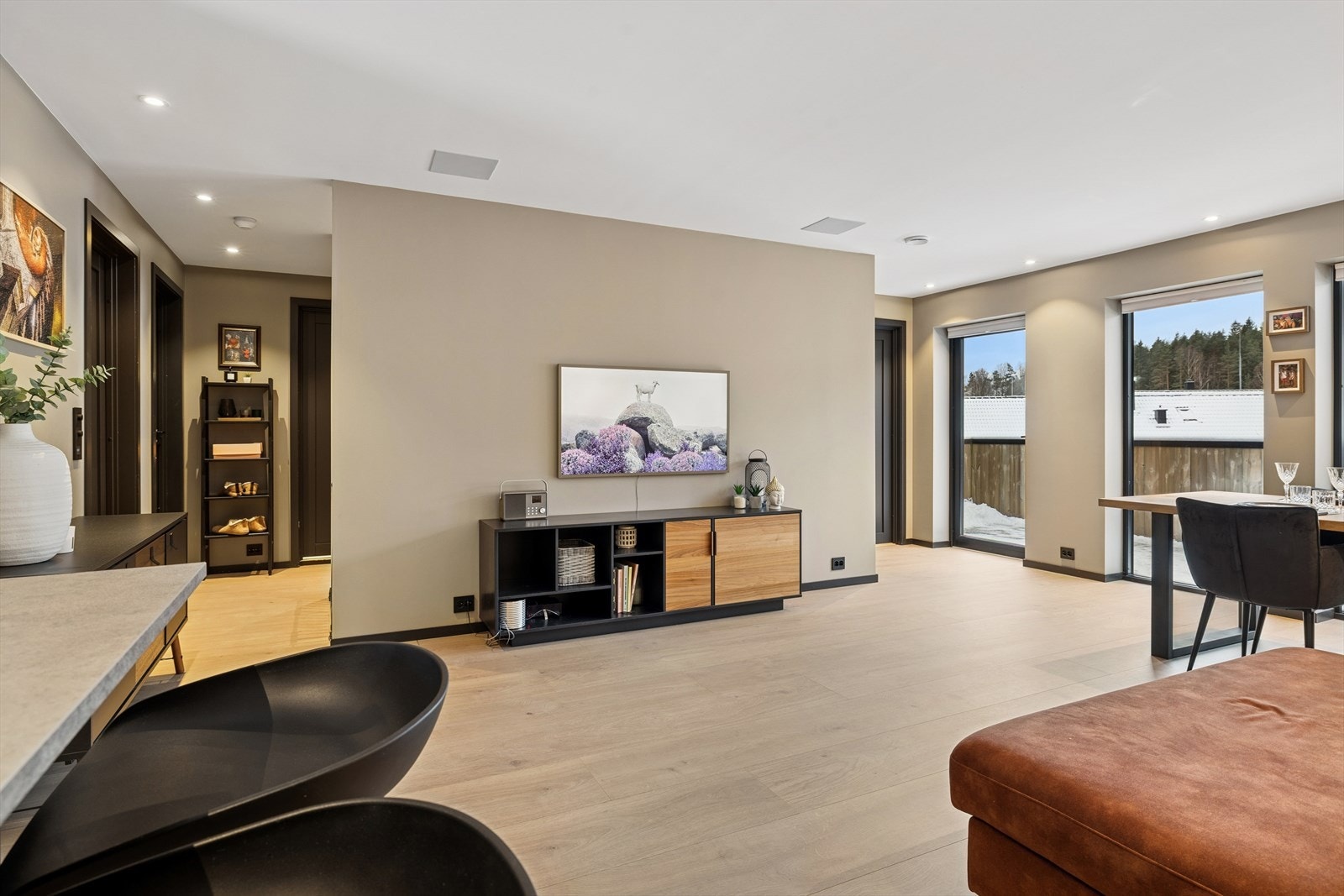 Stue er malt i behagelig, dus farge med gulv som står i fin stil og skaper en helhet. Galleribilde