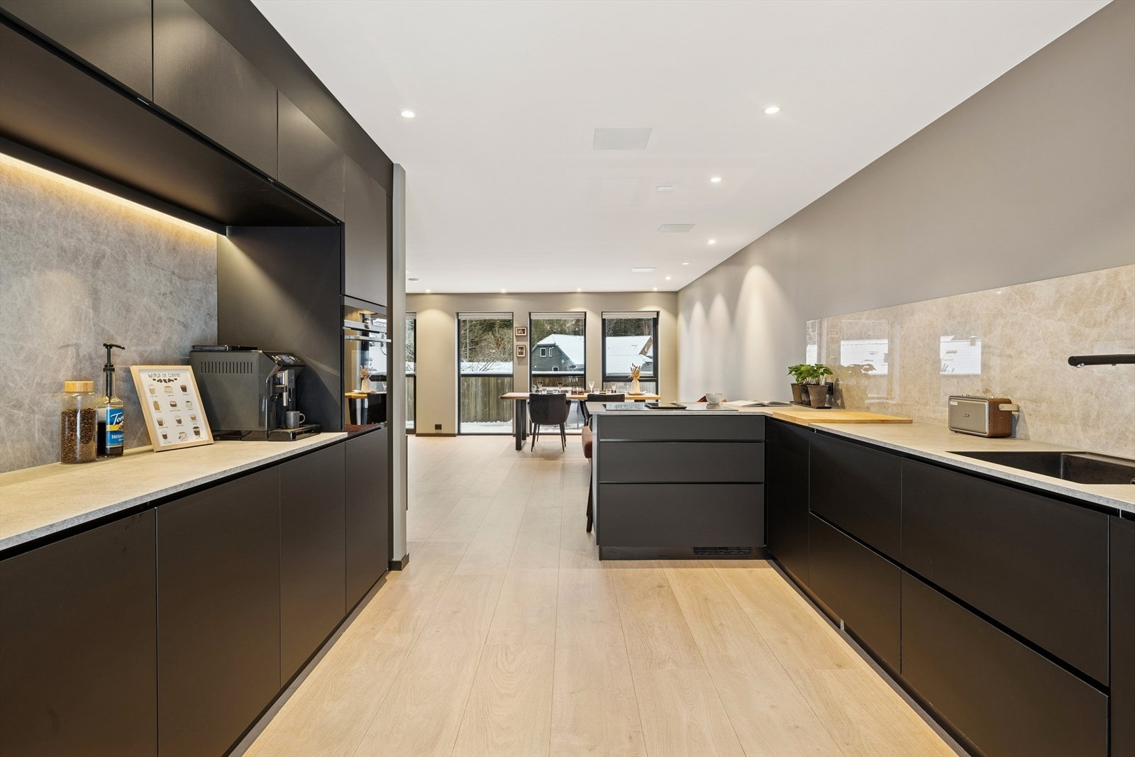 Alle hvitevarer er integrerte for et helhetlig og stilrent uttrykk, og kjøkkenet fremstår i god stand. Galleribilde