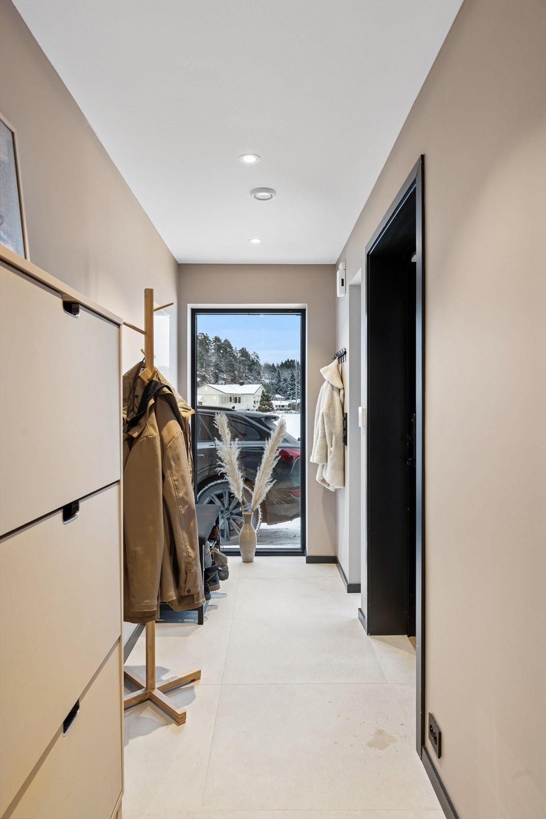 Velkommen inn! I boligens første etasje er det praktikantdel og inngangsparti som tilhører hoveddelen. Galleribilde