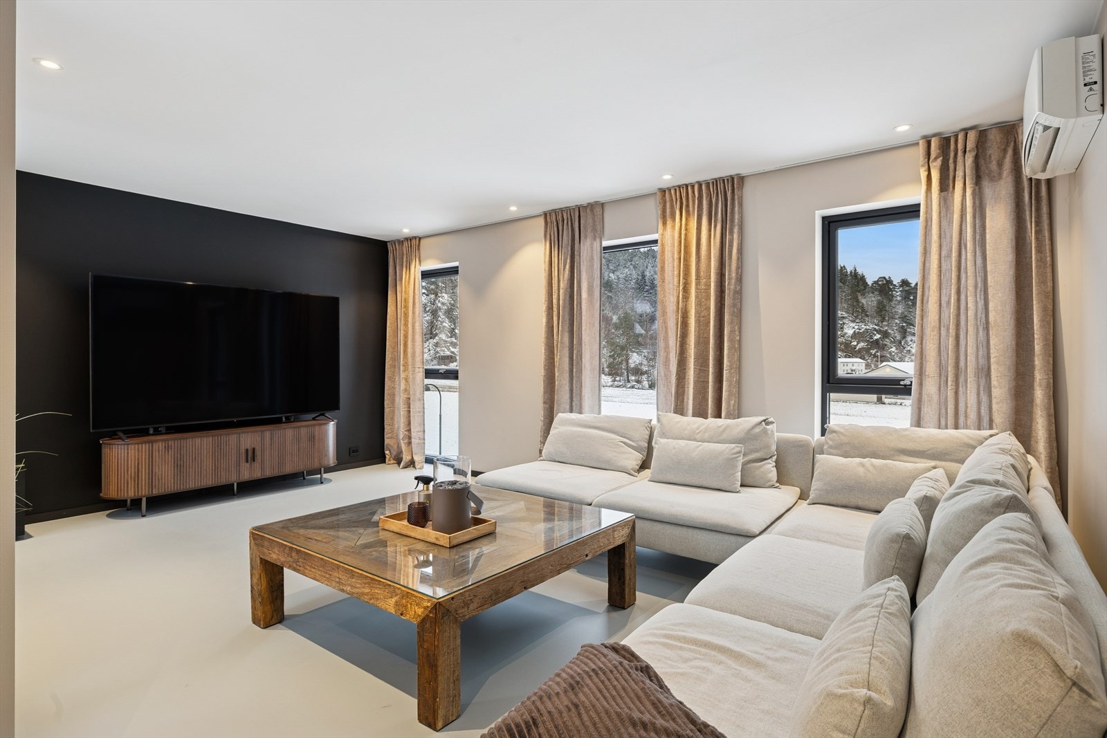 Opp en etasje er det praktisk loftstue med utgang til en stor vestvendt takterrasse på 19 kvm, perfekt for å nyte solrike dager. Galleribilde