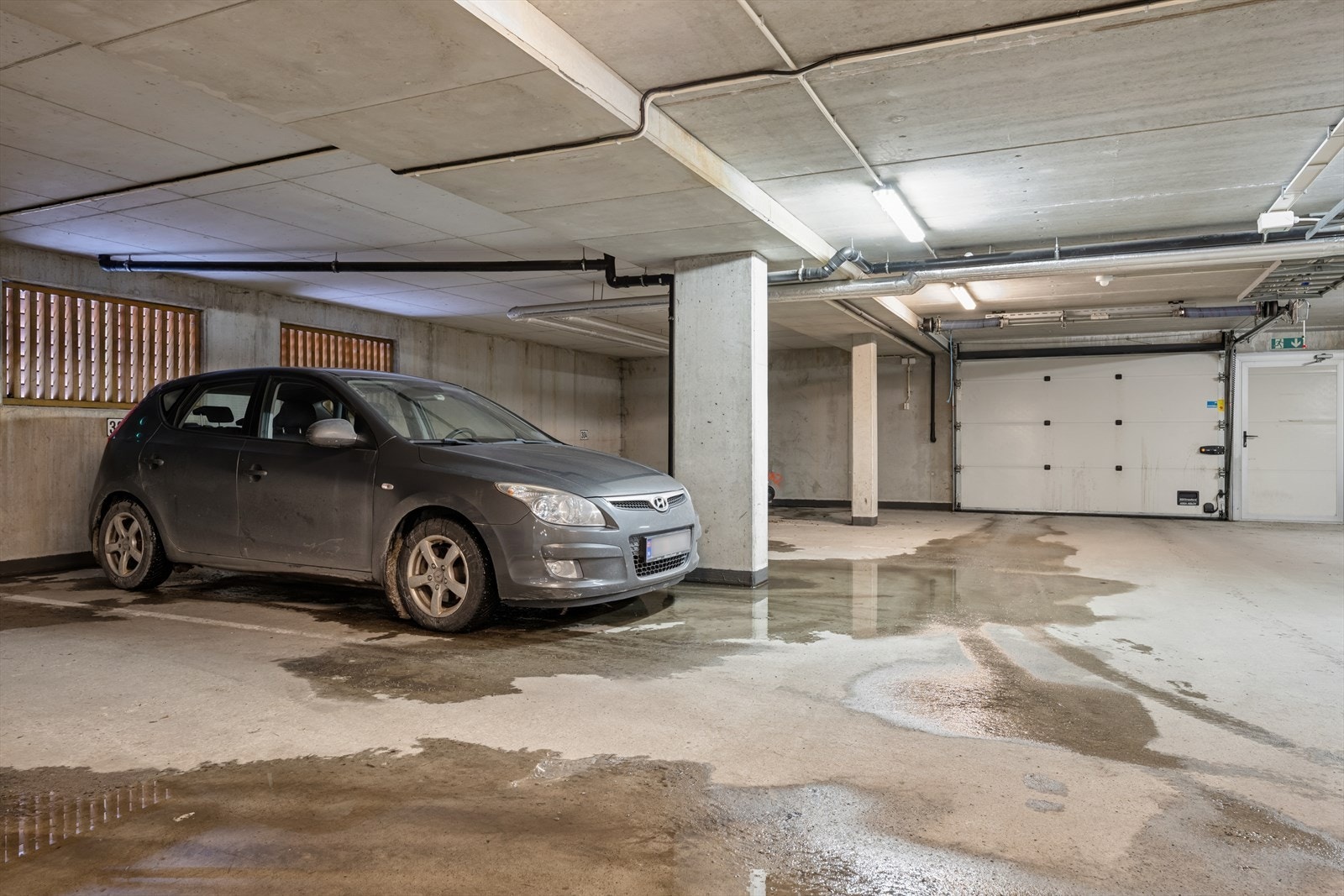 Garasjeplassen har elbilader. Galleribilde