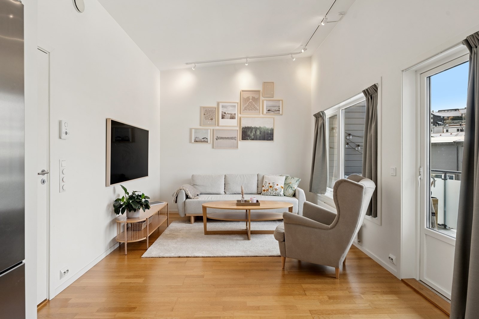 Legg spesielt merke til den generøse takhøyden i stuen, som gir en flott atmosfære og rikelig med naturlig dagslys. Galleribilde