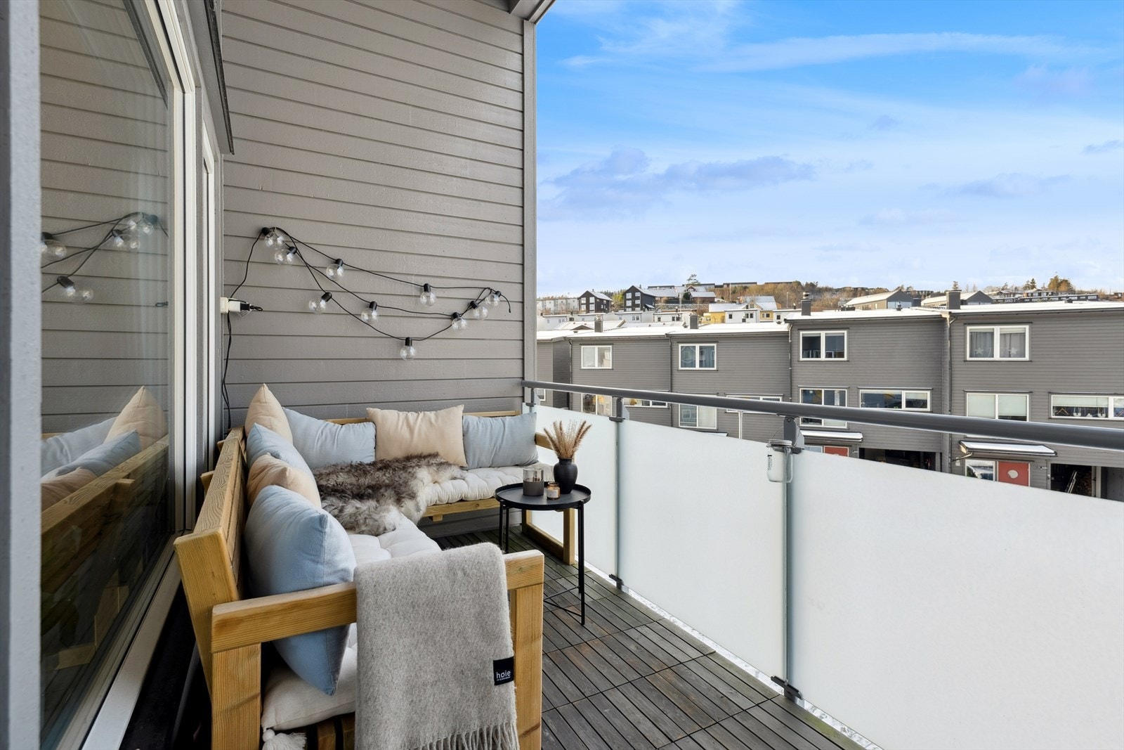 Fra stuedelen er det utgang til en flott balkong på ca. 7 kvadratmeter. Galleribilde