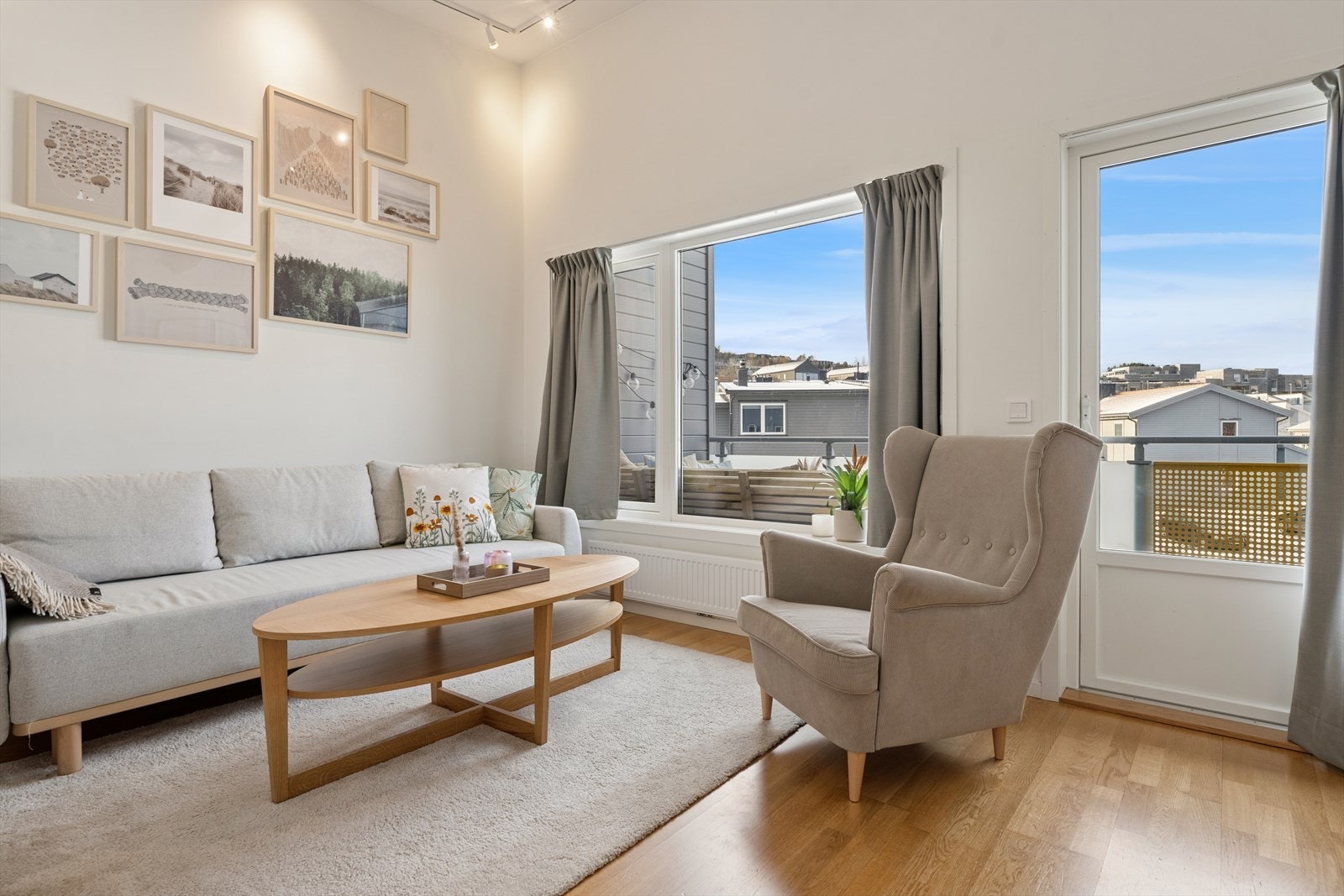 Det er store vindusflater som slipper inn rikelig med dagslys, samt utgang fra stuen ut til balkongen. Galleribilde